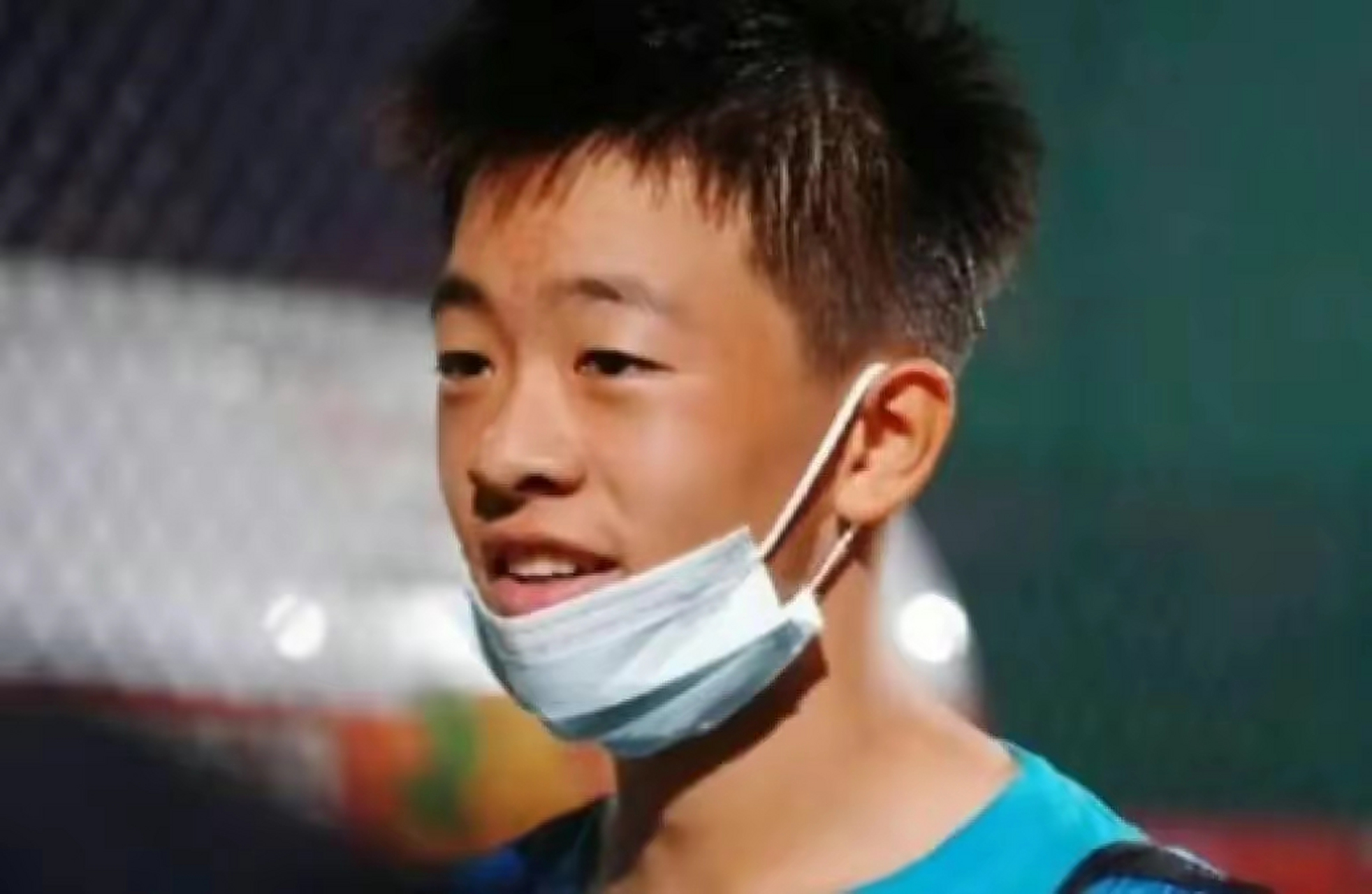 中国足球小将14岁的邝兆镭经过试训,成功签约西班牙加泰罗尼亚大区