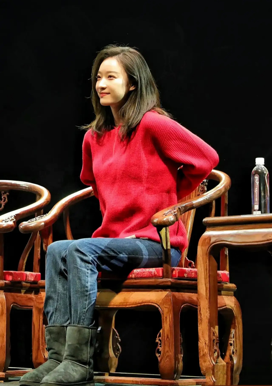 倪妮这身穿搭真的是超级爱了,是谁说的红配绿笑死人,倪妮这身红配绿一