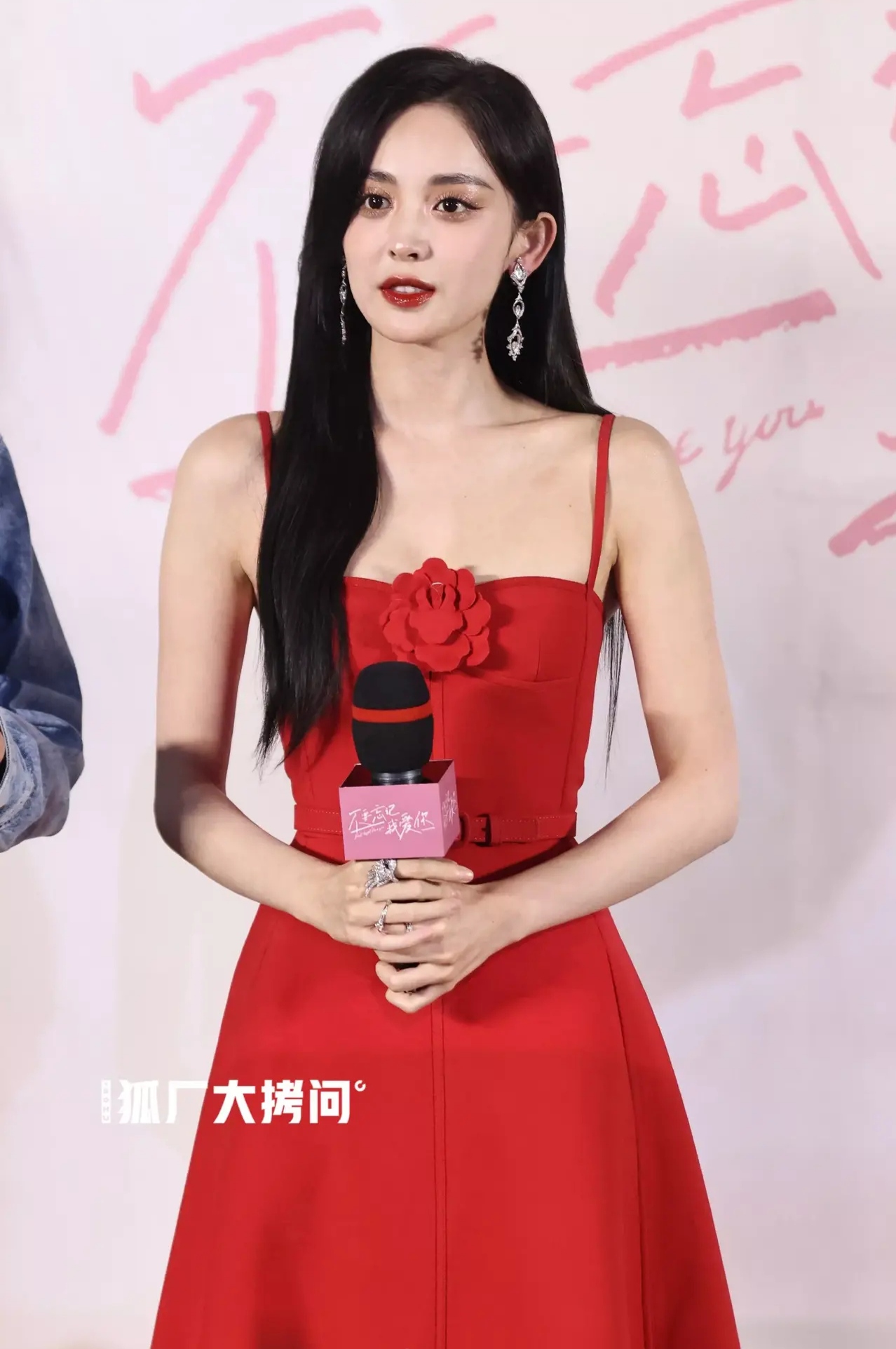 女明星红裙比美,杨幂娜扎刘亦菲谁更漂亮!