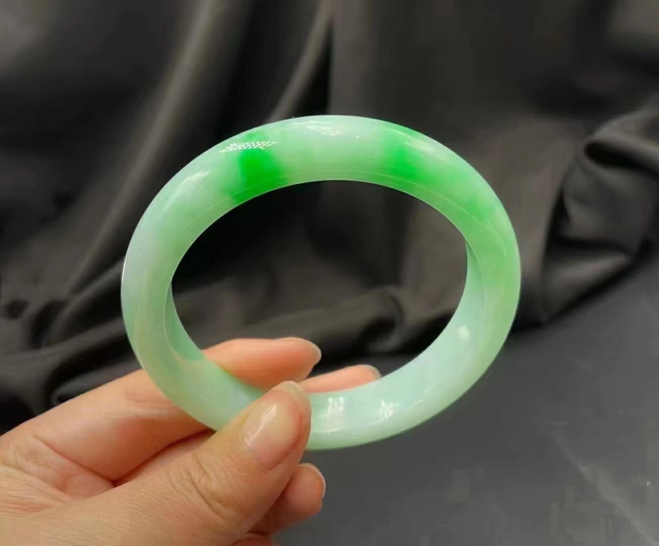 糯冰嫩绿翡翠手镯