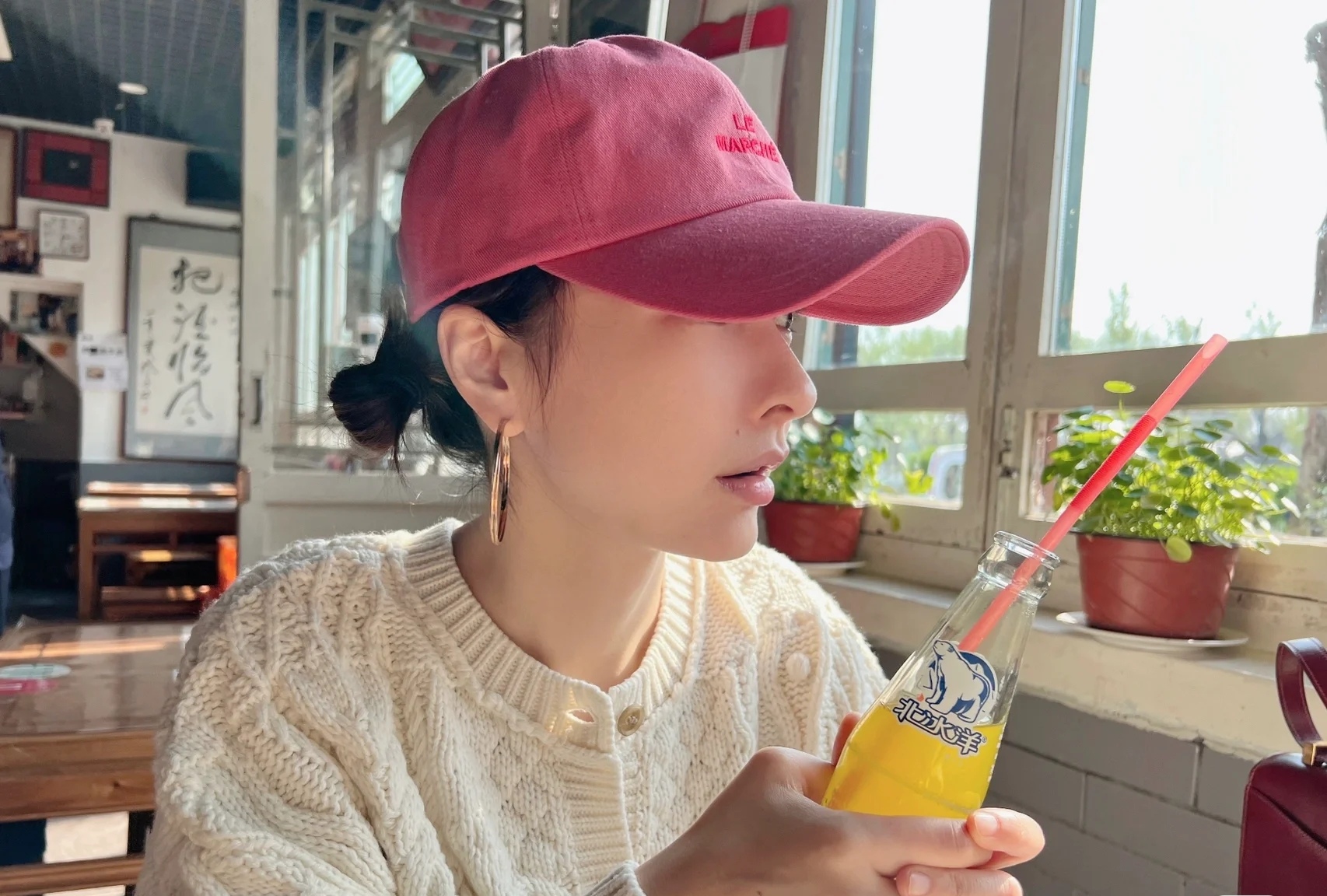 吴昕晒外出照,纯素颜像小姑娘至今未婚,曾和潘玮柏暧昧未果