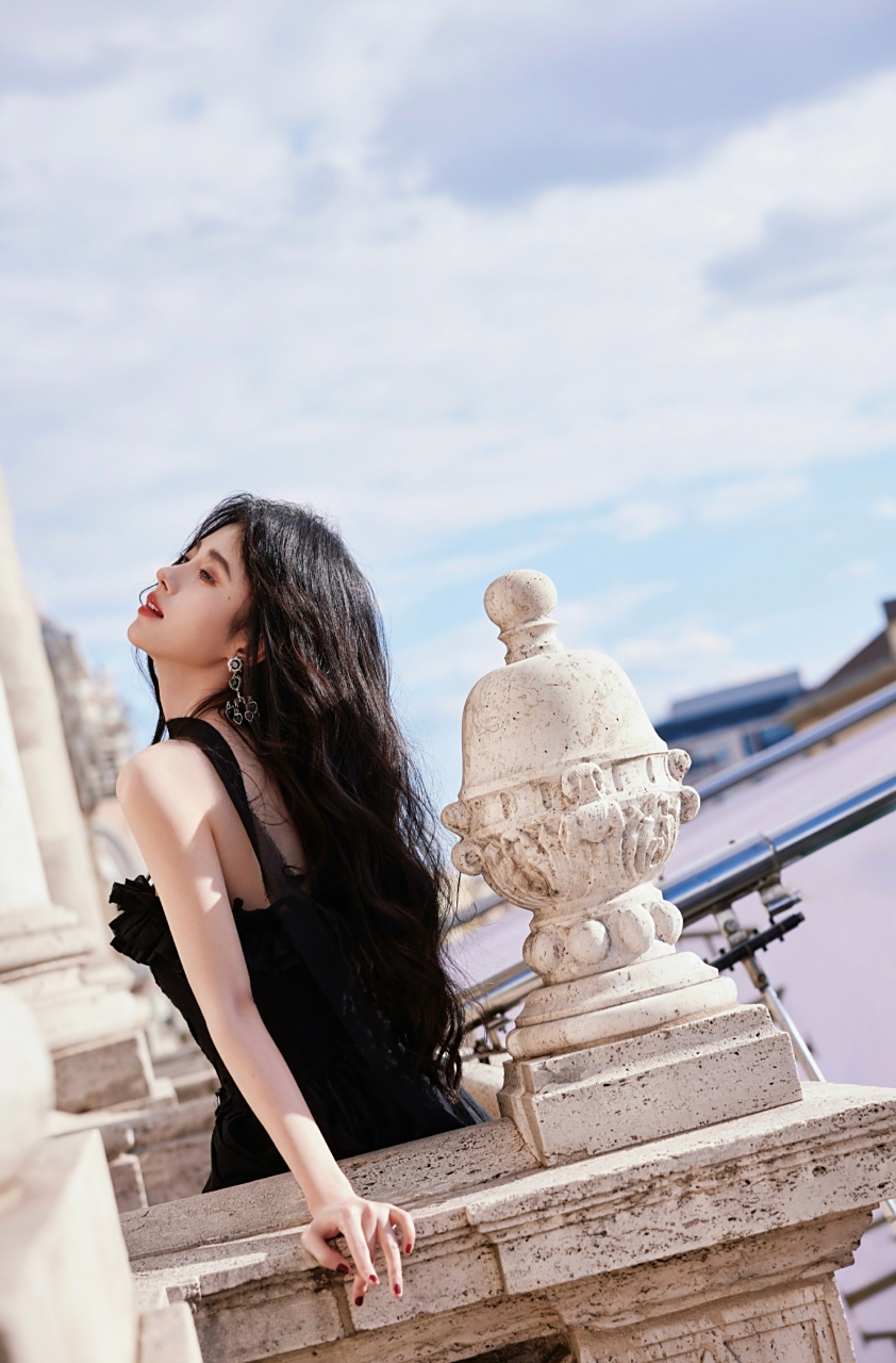 明星娱乐热点# #鞠婧祎# 鞠婧祎在旅游时也不忘宠粉,最新挂脖抹胸裙