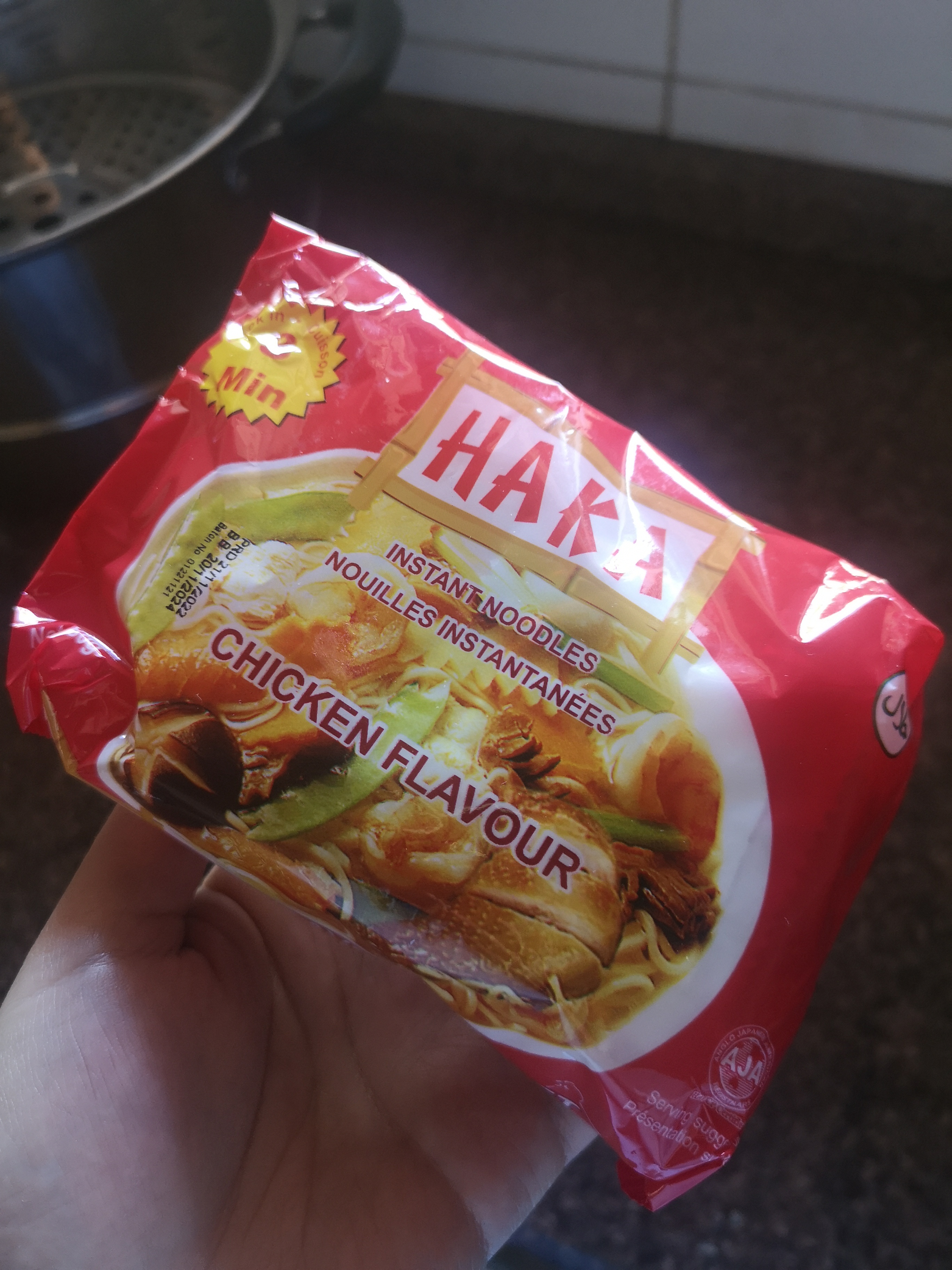 当地的方便面,有点像小时候的幸运牌方便面,只有一个料包,一小包煮