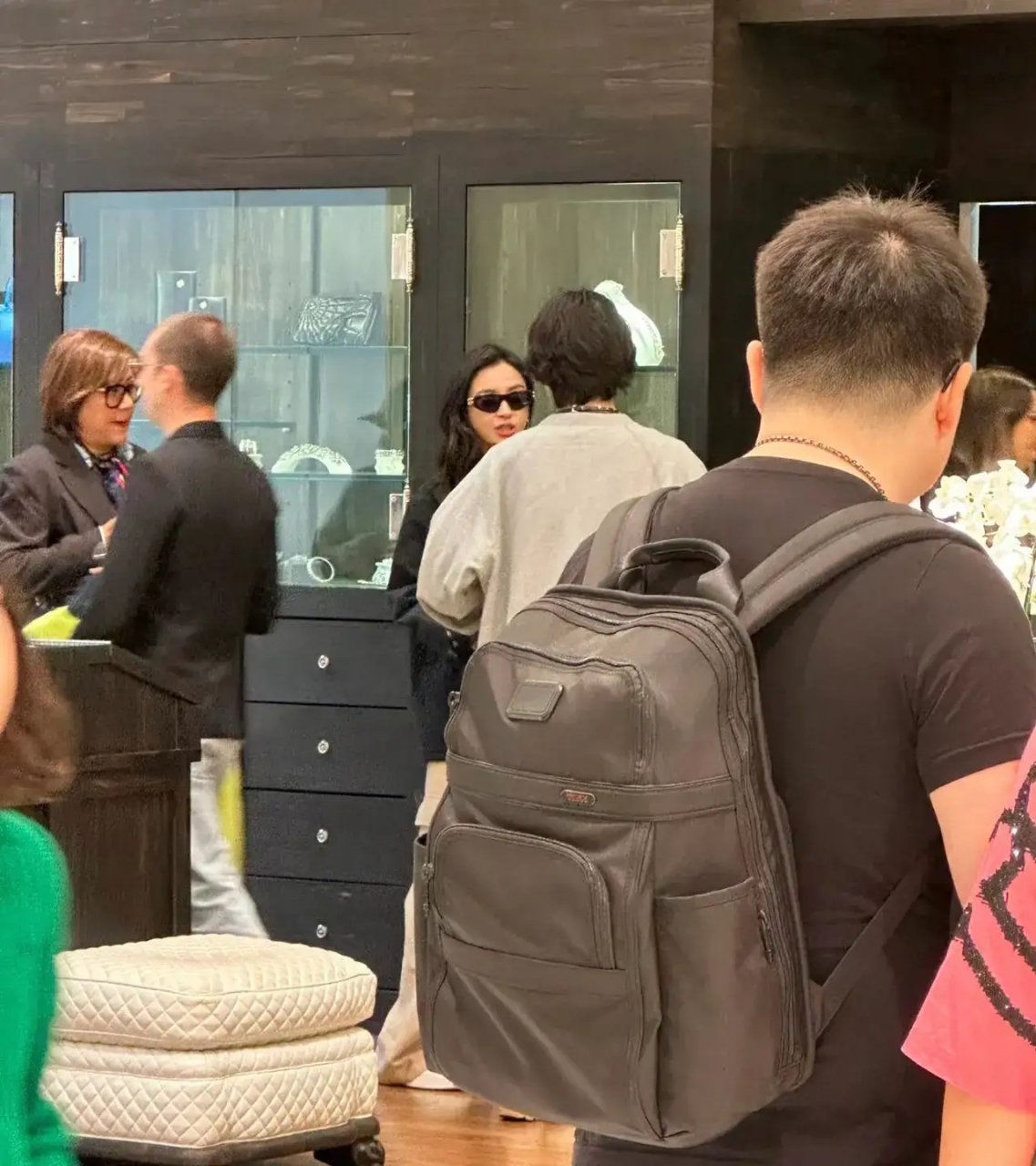 偶遇angelababy,她穿着平底鞋,个子挺高,也别瘦,脸巨小,淡妆也很漂亮