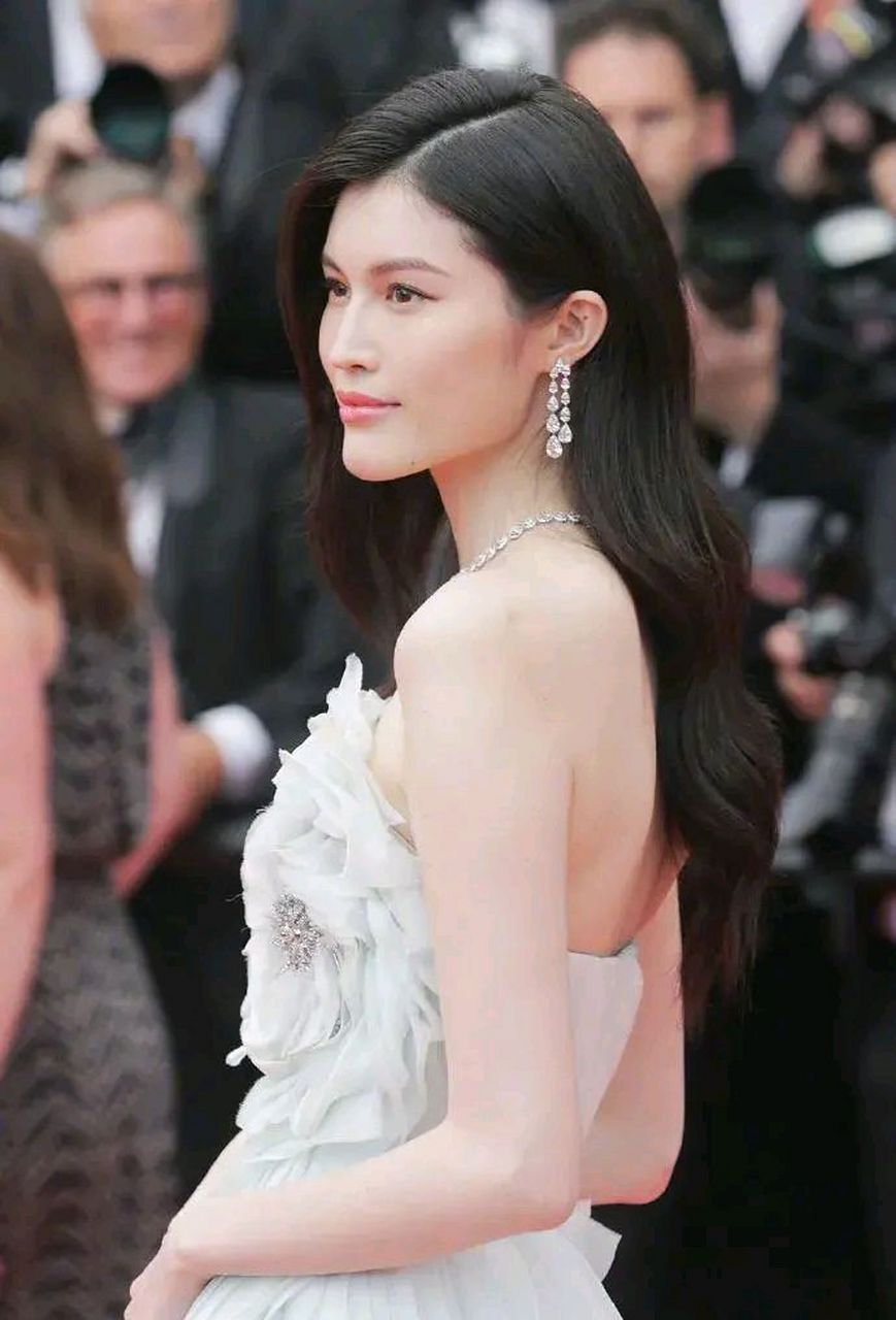 毕业于天津工业大学,中国女模特,国际超模  小时候何穗体质特别弱