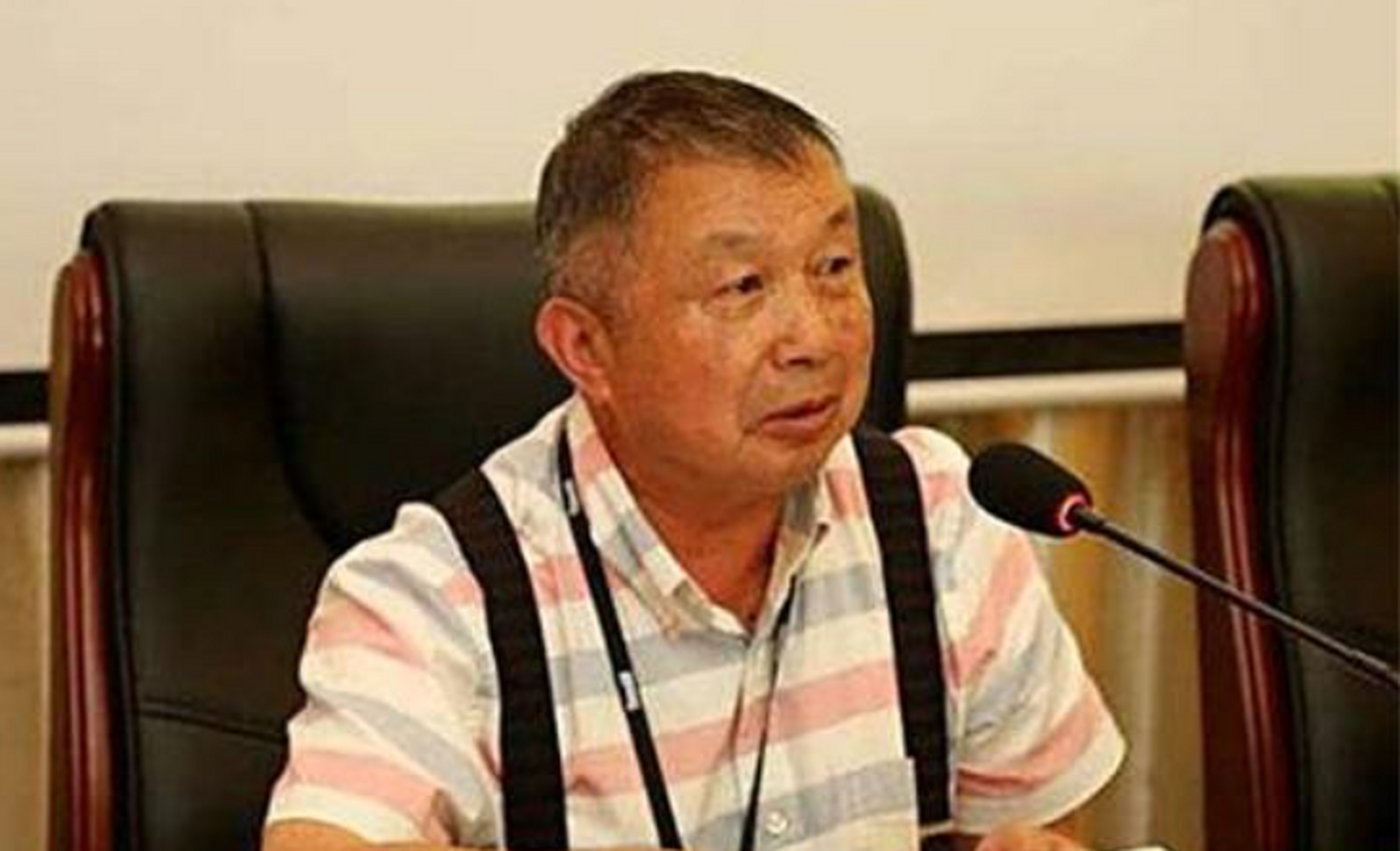 粟寒生,他的父亲是粟裕大将,然而他不想一直生活在父辈的光环下,他怀