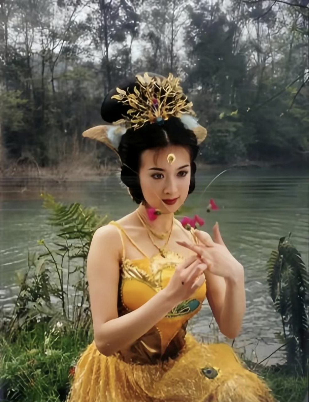 金巧巧年轻时确实很美,当时的孔雀公主惊艳众人.