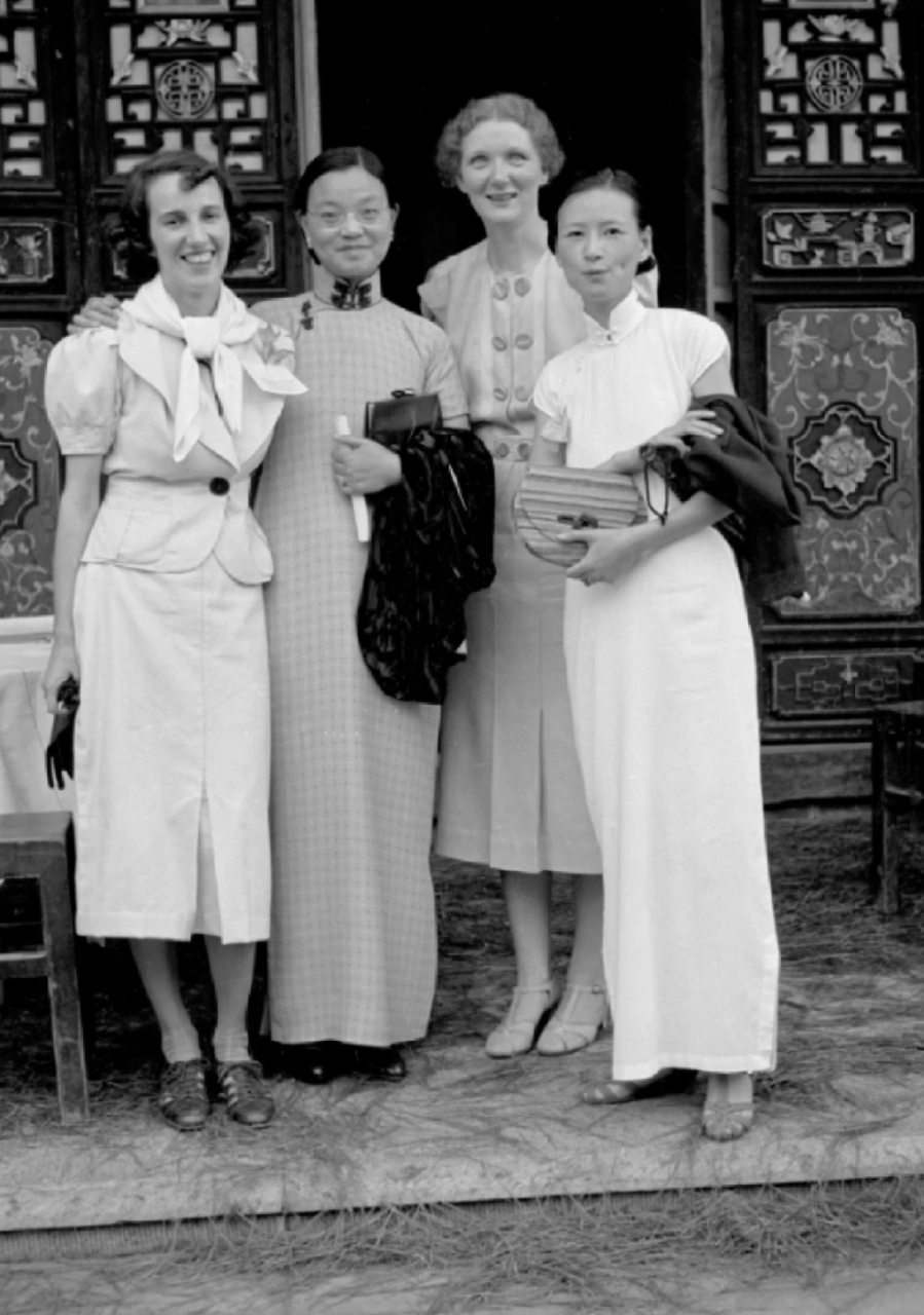 林徽因的北平"太太客厅",一众太太们齐聚合影,对着镜头,他们都由衷地