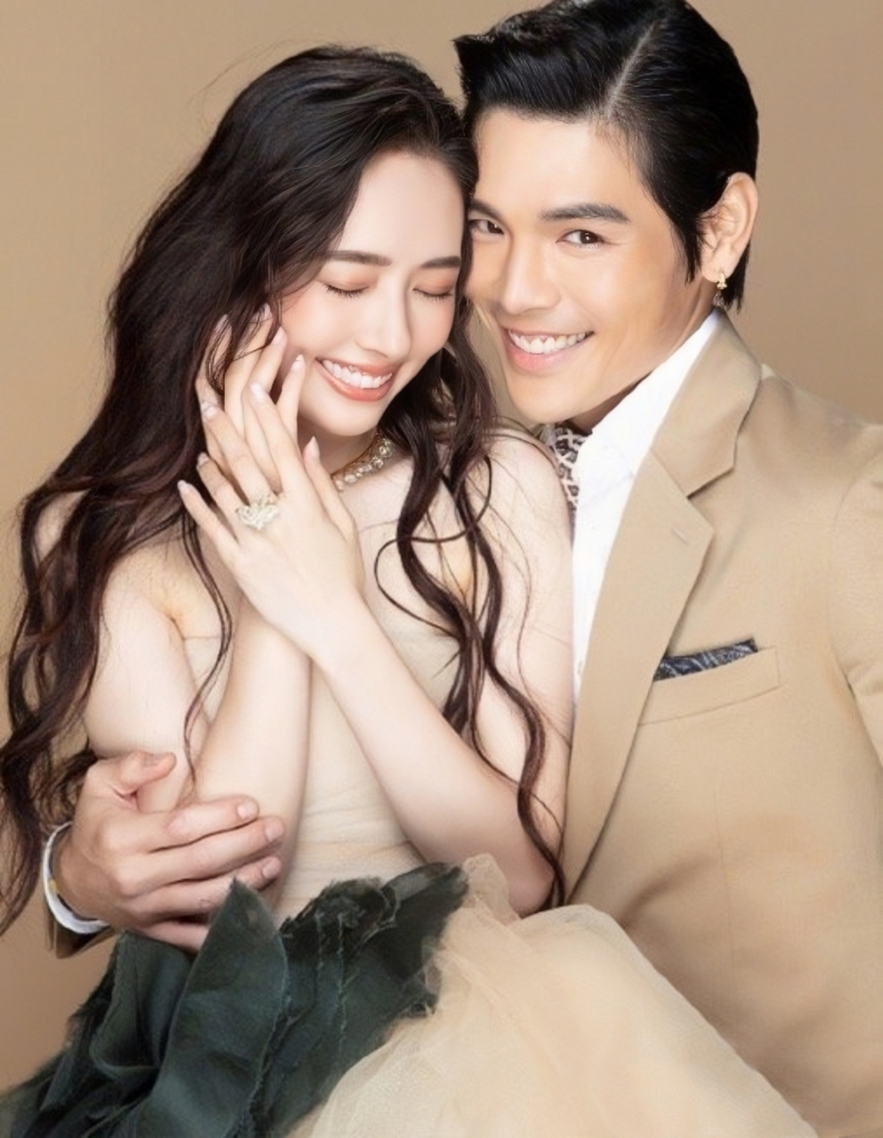 网友在杭州偶遇向佐郭碧婷夫妇,牵手带孩子逛街,十分甜蜜,力破不和