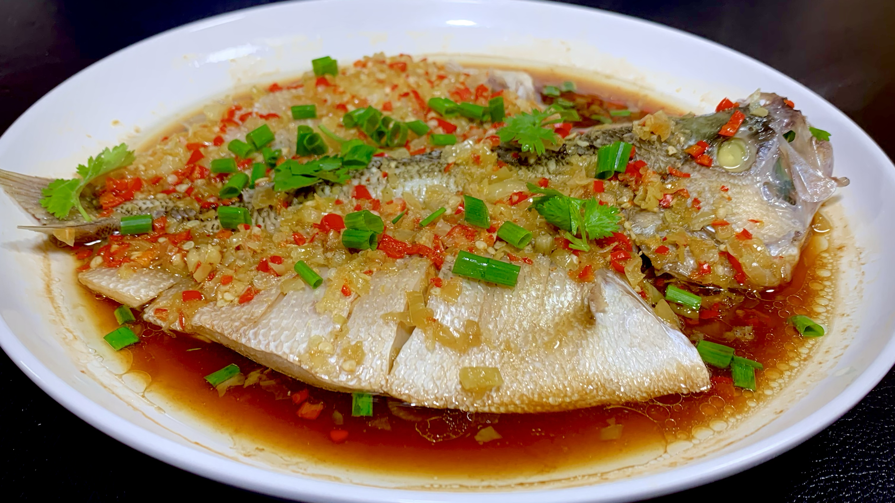 这才是正宗的清蒸鲈鱼的做法，肉质鲜嫩，香辣入味无腥味，超好吃