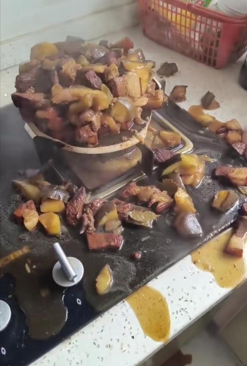 砂锅破了,肉翻车了.