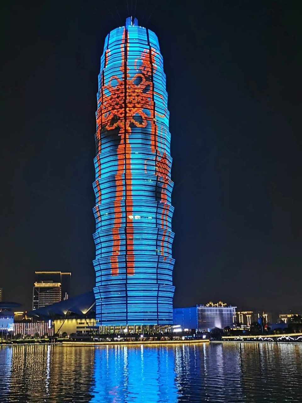 郑州繁华的cbd商圈,是一座超高层建筑