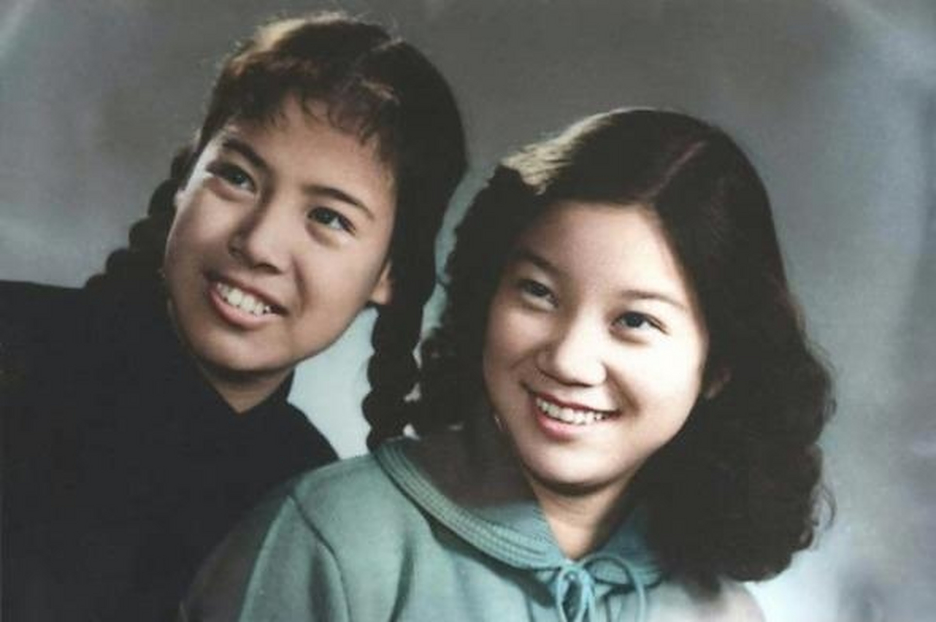 刘思齐与妹妹邵华年轻时的合影,照片中的刘思齐真是太漂亮了.