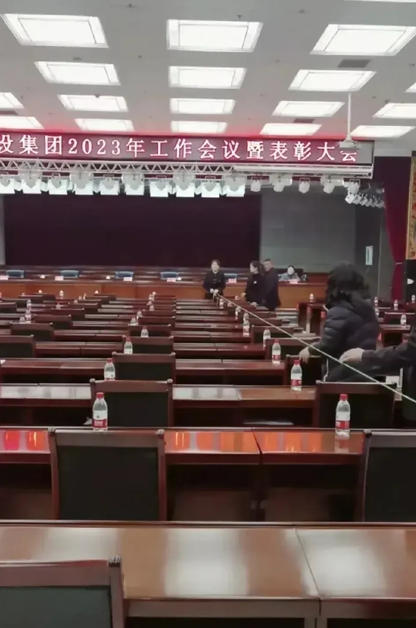 会议桌上摆放矿泉水, 为了摆放整齐, 竟然使用了拉线的方式, 绝赌能