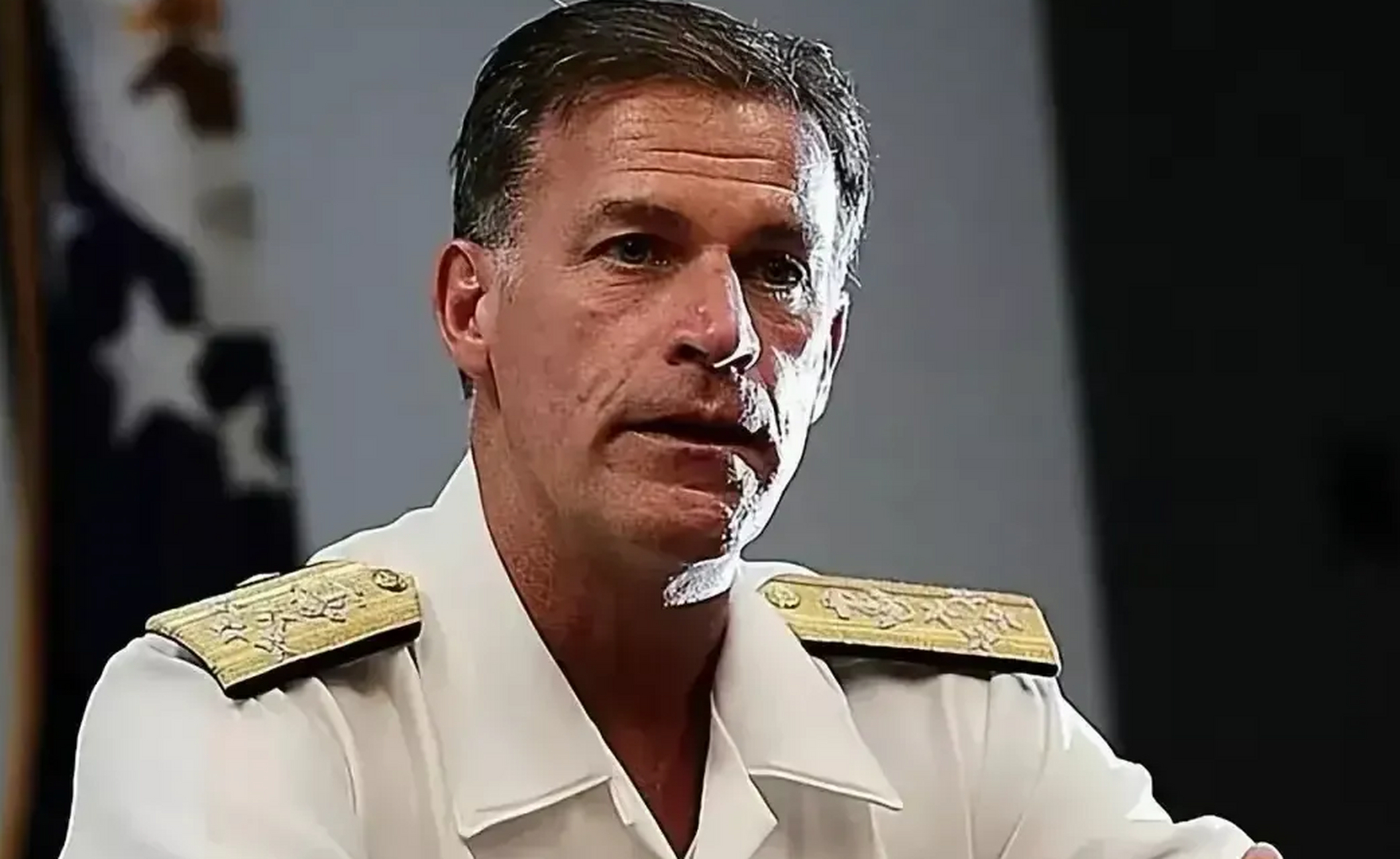 美军印太司令部司令阿奎利诺在办公室内待了30分钟后,神情严肃地离开