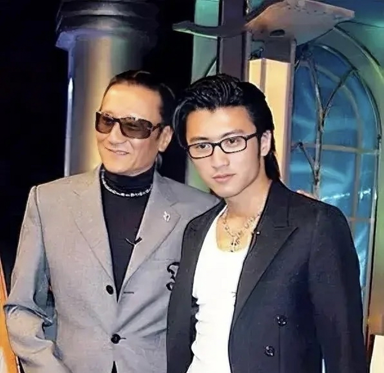 谢父谢贤年轻时高大挺拔,非常帅气,仪表堂堂,难得的是威猛中透着儒雅