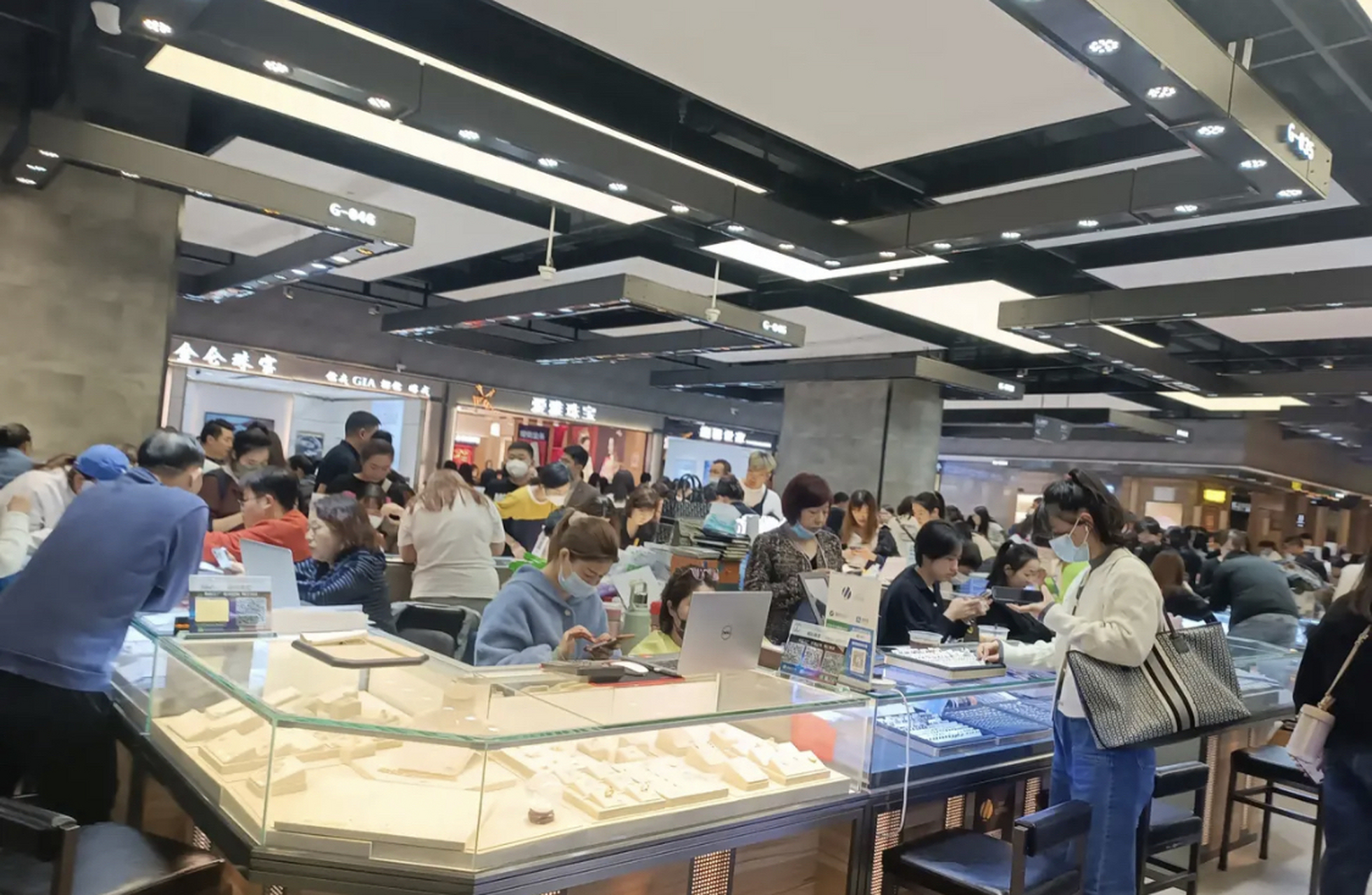 深圳水贝珠宝基地,亚洲最大珠宝市场,不看不知道,一看吓一跳,人山人海