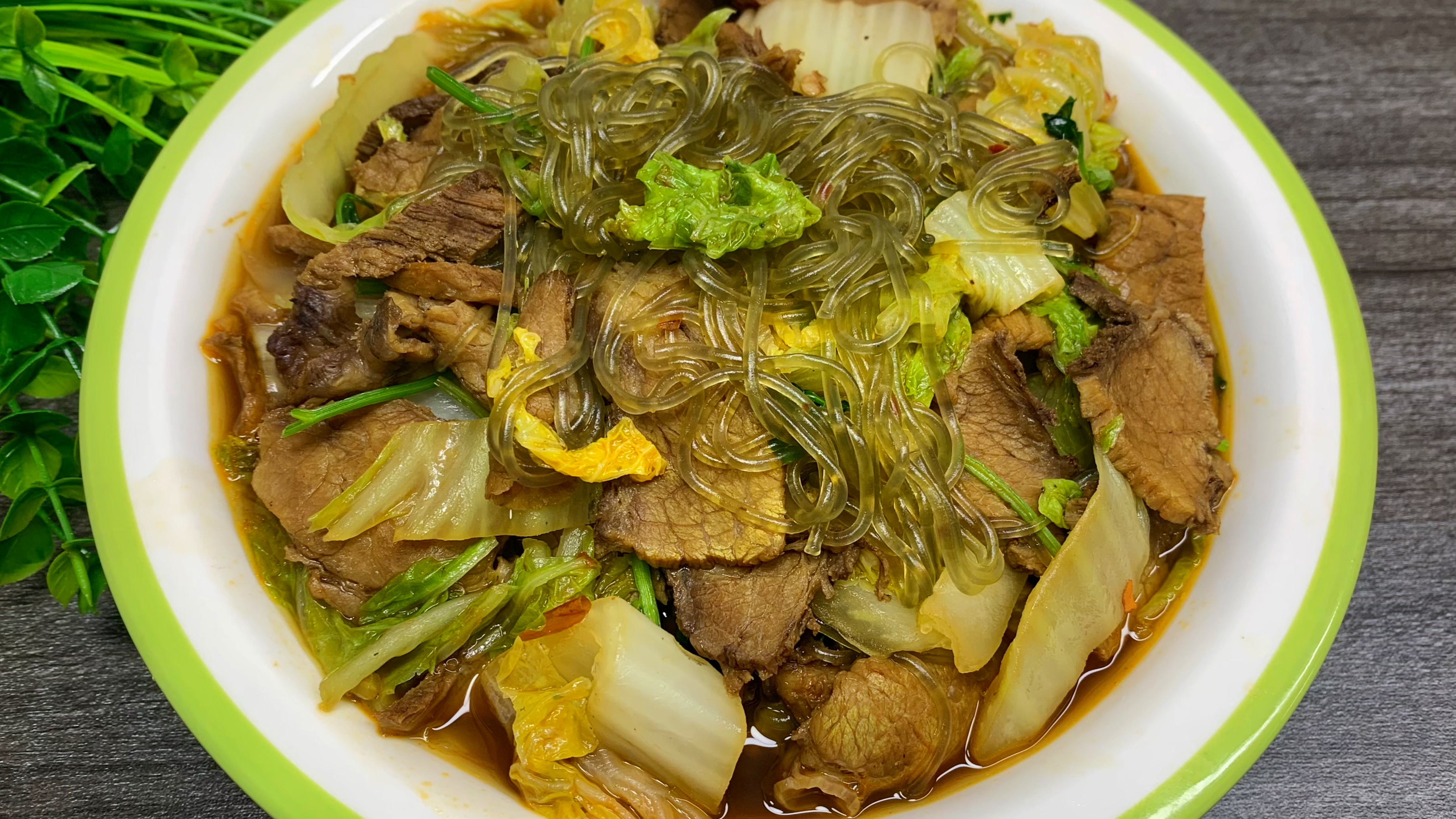 苏北盐城农家特色菜,牛肉白菜炖粉条,鲜香味美,香辣入味又好吃