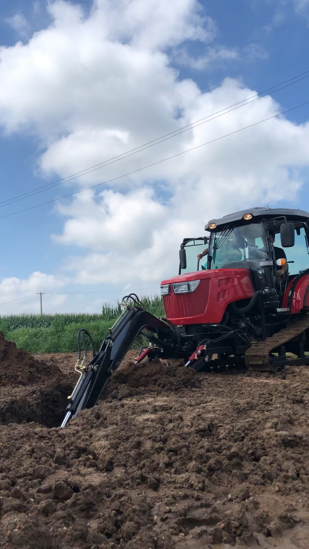 带挖机的履带拖拉机