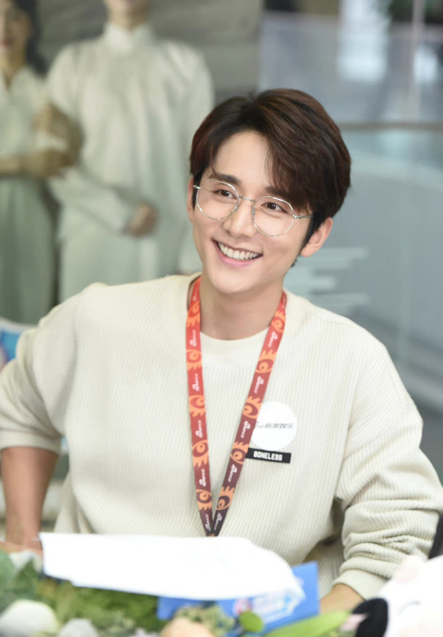 张新成,李兰迪同游泰国,被网友扒出2月15号两人一起入住清迈酒店,余周