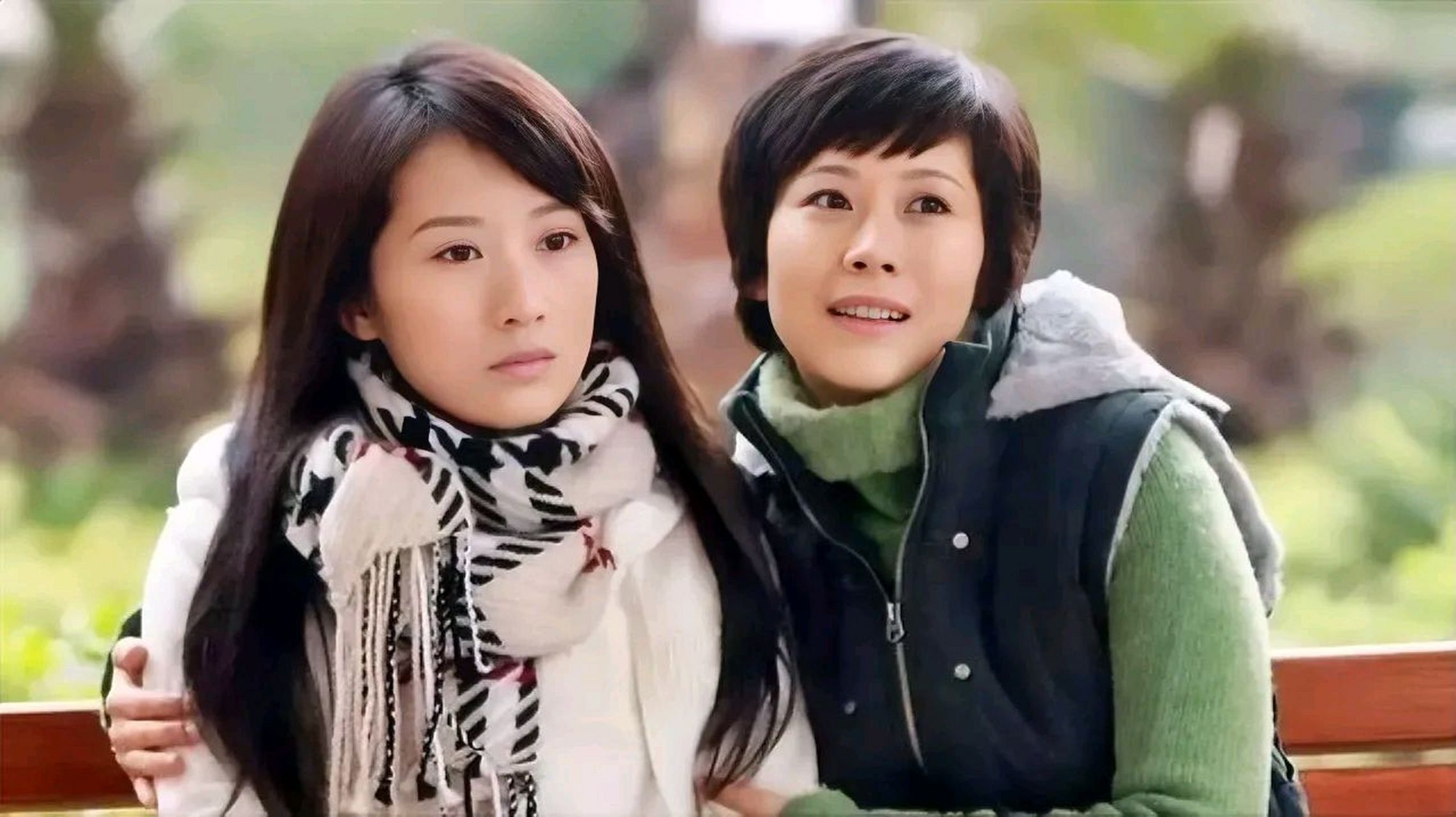 《蜗居》原著中,有这样一段描写:  海藻周末到海萍这里来,送来一串