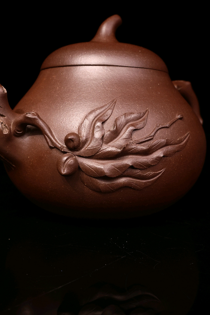 茄瓜壶,原矿老紫泥 67450毫升大品,壶身装饰《寿桃》,桃子具有吉祥