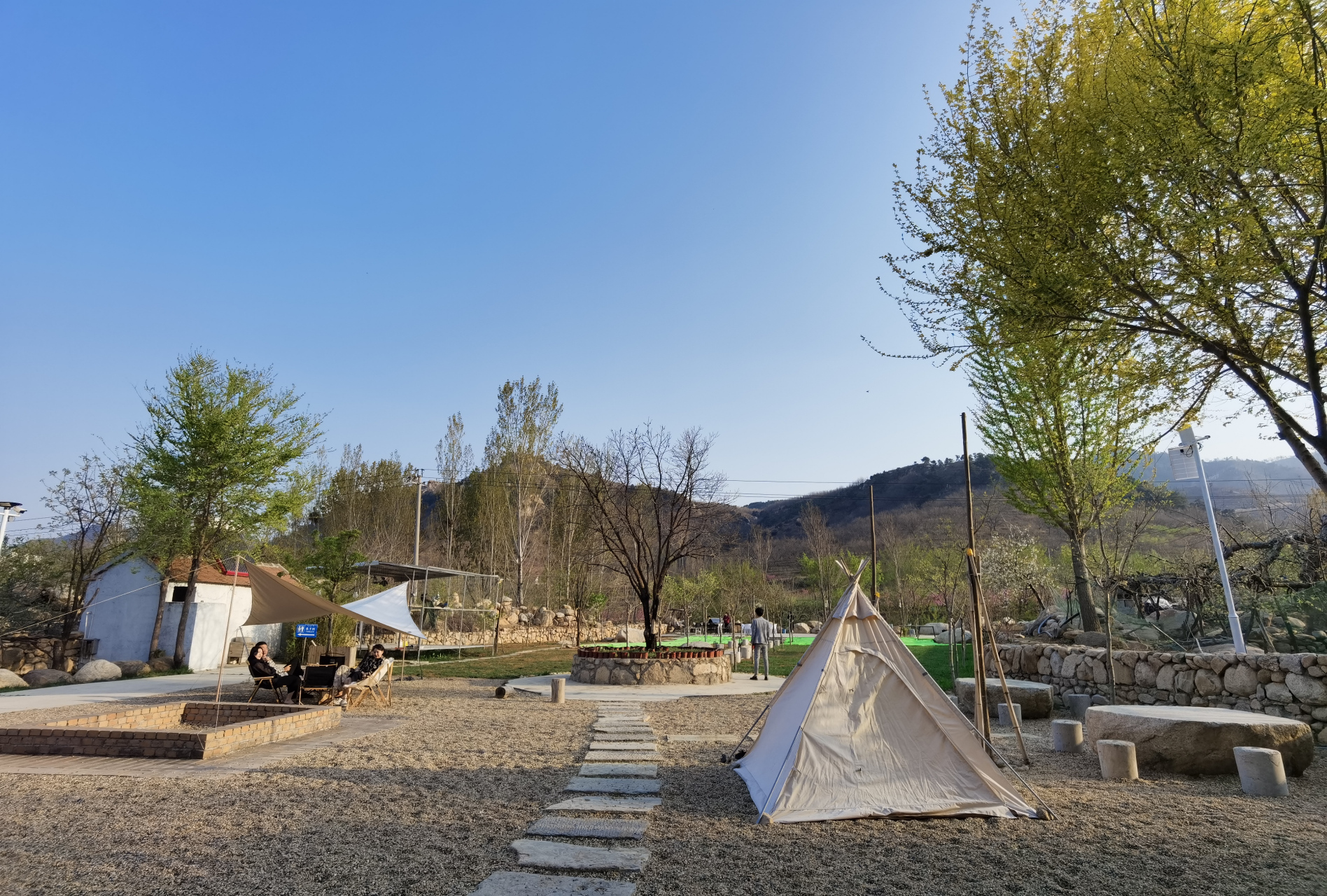 蒙山脚下,沂蒙云舍;迎着朝阳,嗅着花香.寻到这处民宿,放松一下身心.