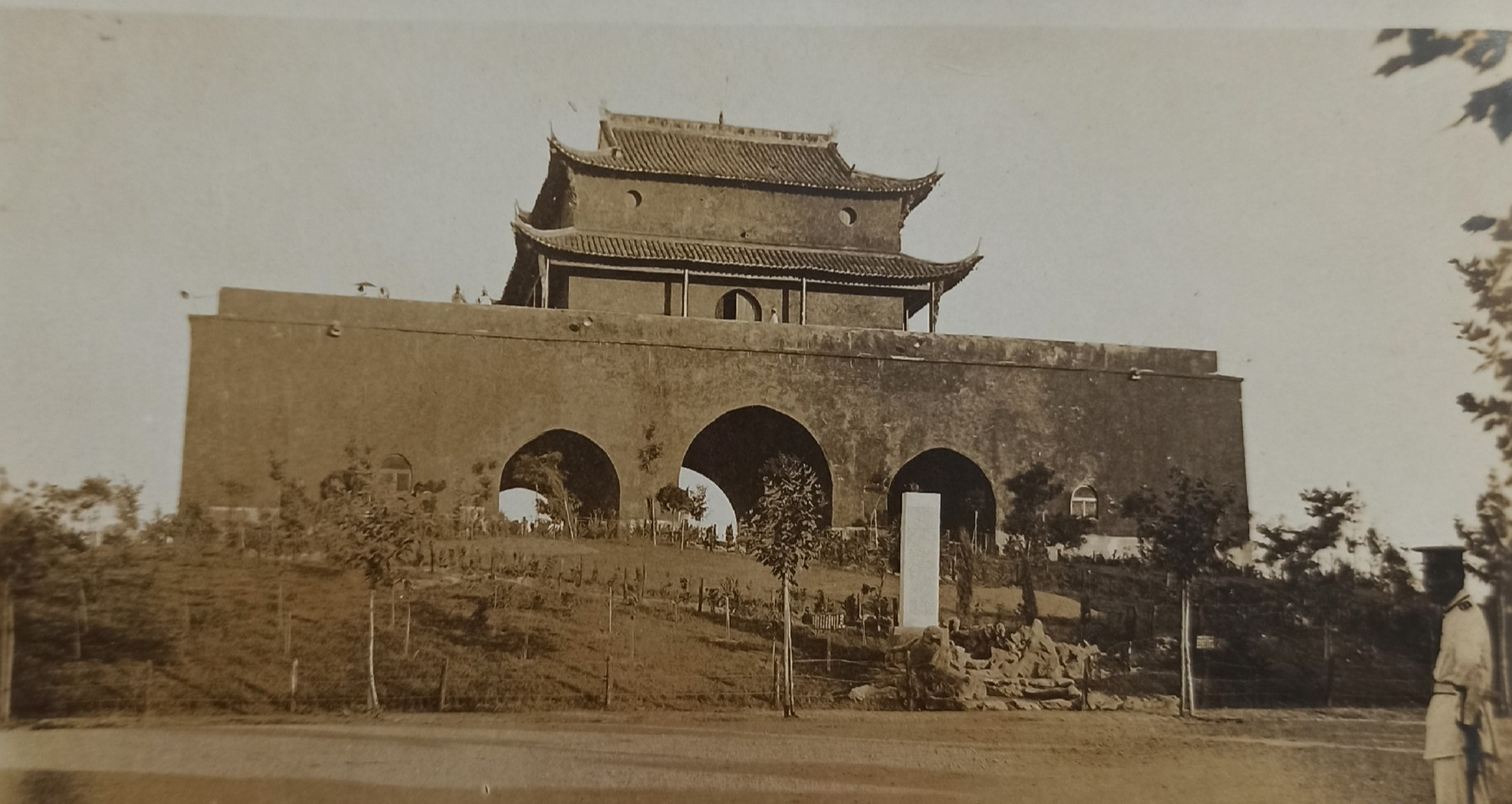民国老照片～南京鼓楼～画面可见周边树木,巡逻者看着镜头,门前石碑和