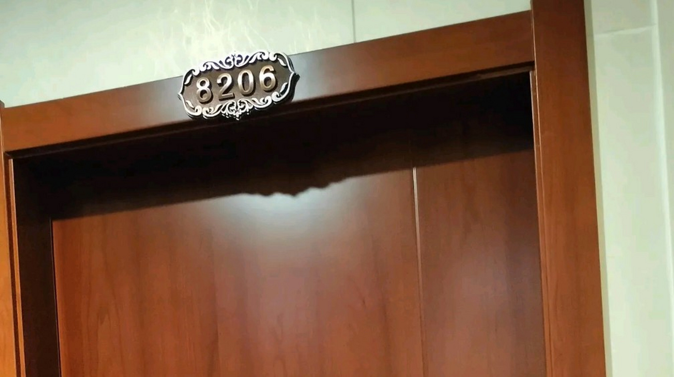 我刚刚给206房间的一个男客人做按摩,一个小时到钟后客人竟然说没有按