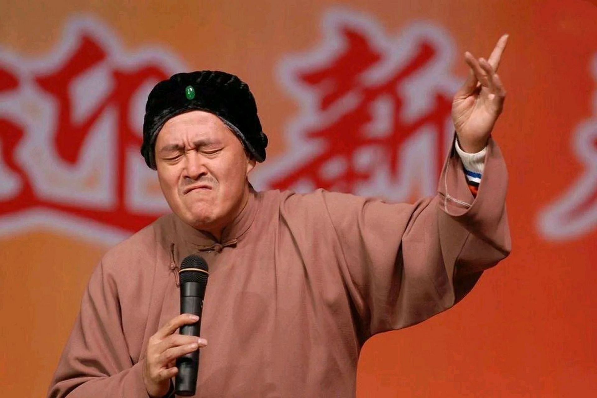 2004年,赵本山的保镖张家豪icon去酒吧消遣,无意刮蹭到一辆斯巴鲁