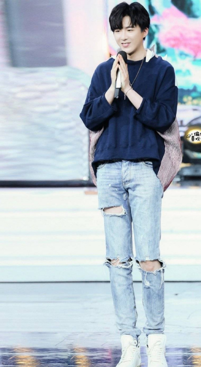 又有媒体真实地对摩登兄弟刘宇宁的身高感到震撼了:坐着的宁哥对工作