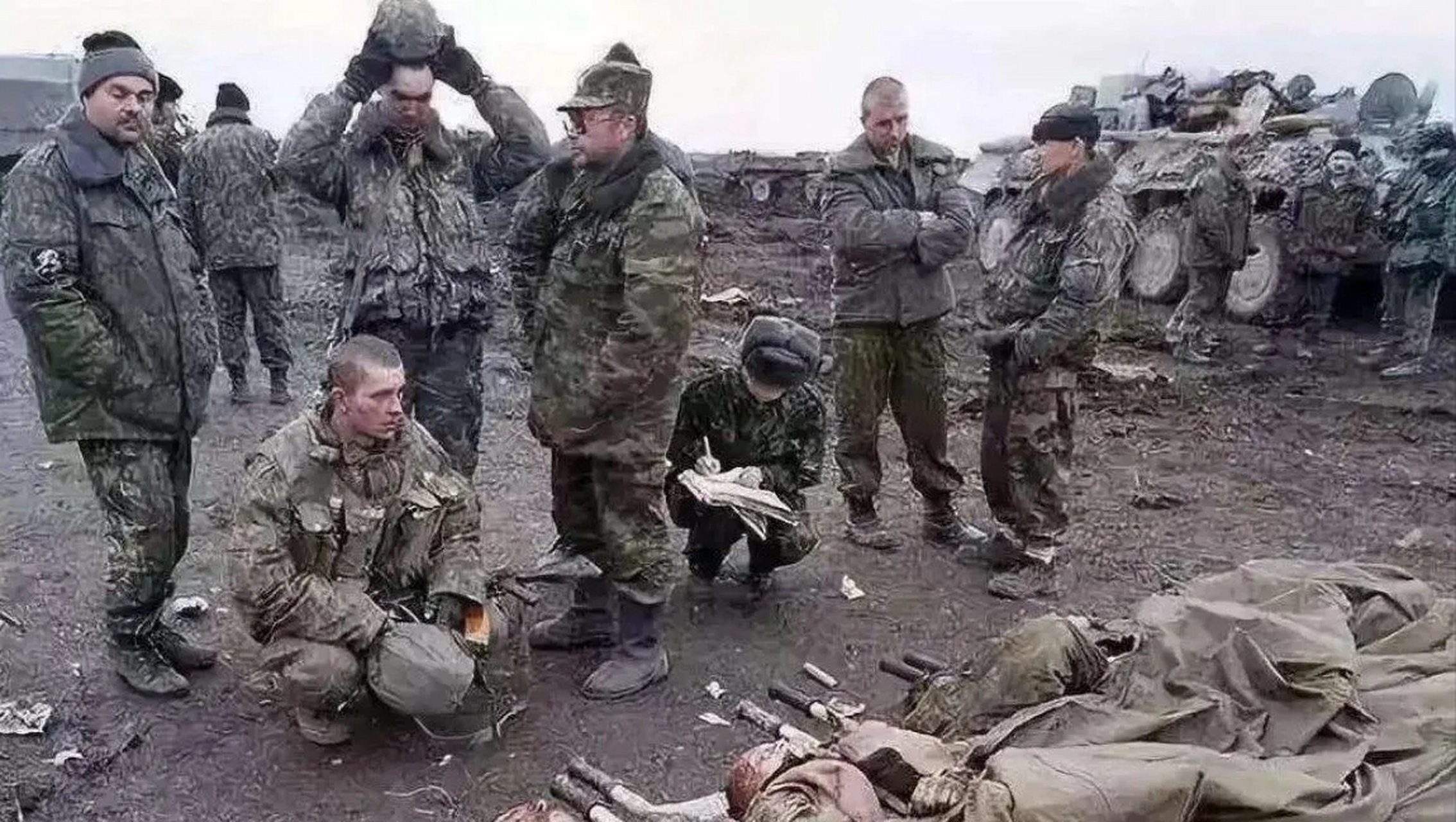 这些都是俄乌战场的真实照片,战死后的女兵衣不蔽体,被装甲车碾成肉饼