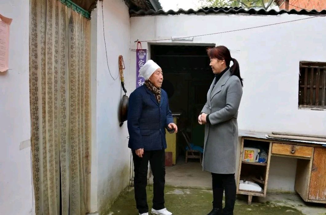 新野县人大代表姚爱华:扶助脱贫防滑坡