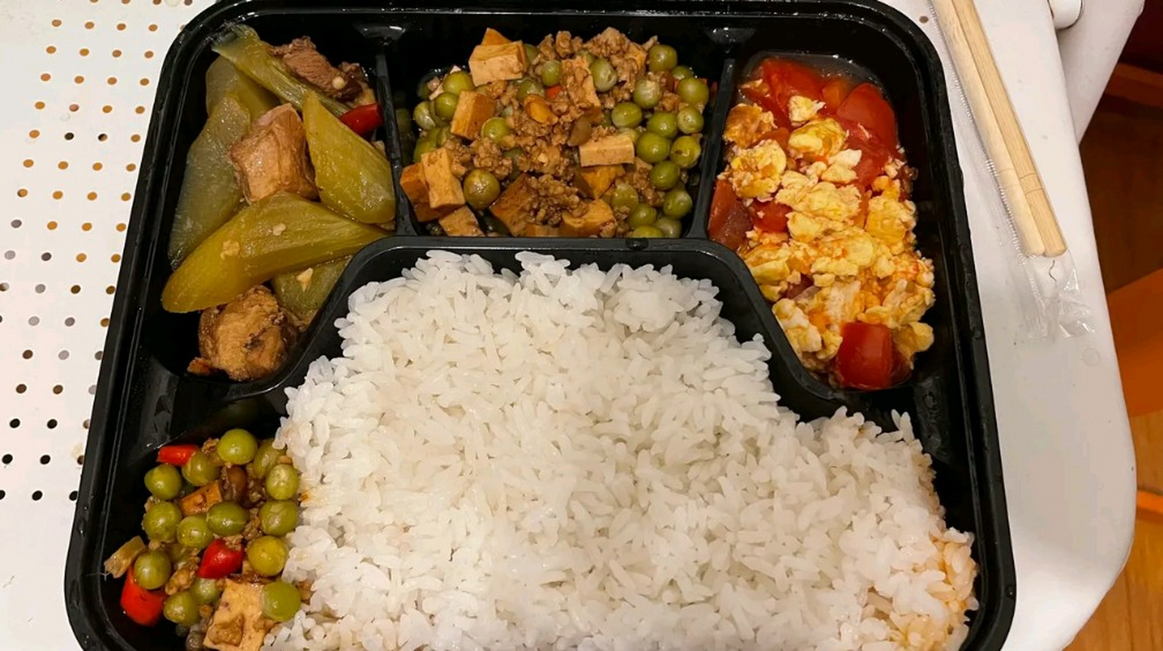 她在这里摆了一个多月了,刚开始没几个人买她的盒饭.