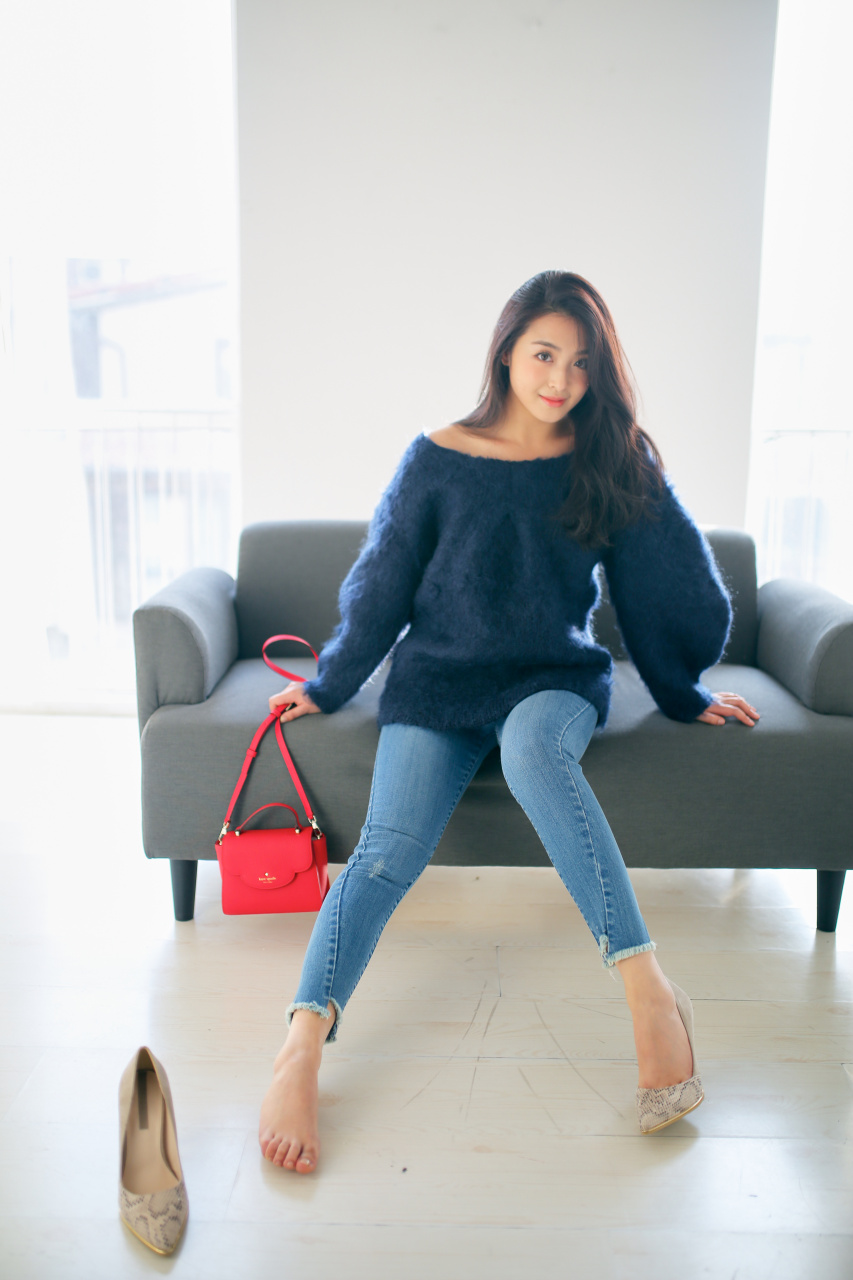 张含韵光脚丫[亲吻]小巧玲珑的美玉足