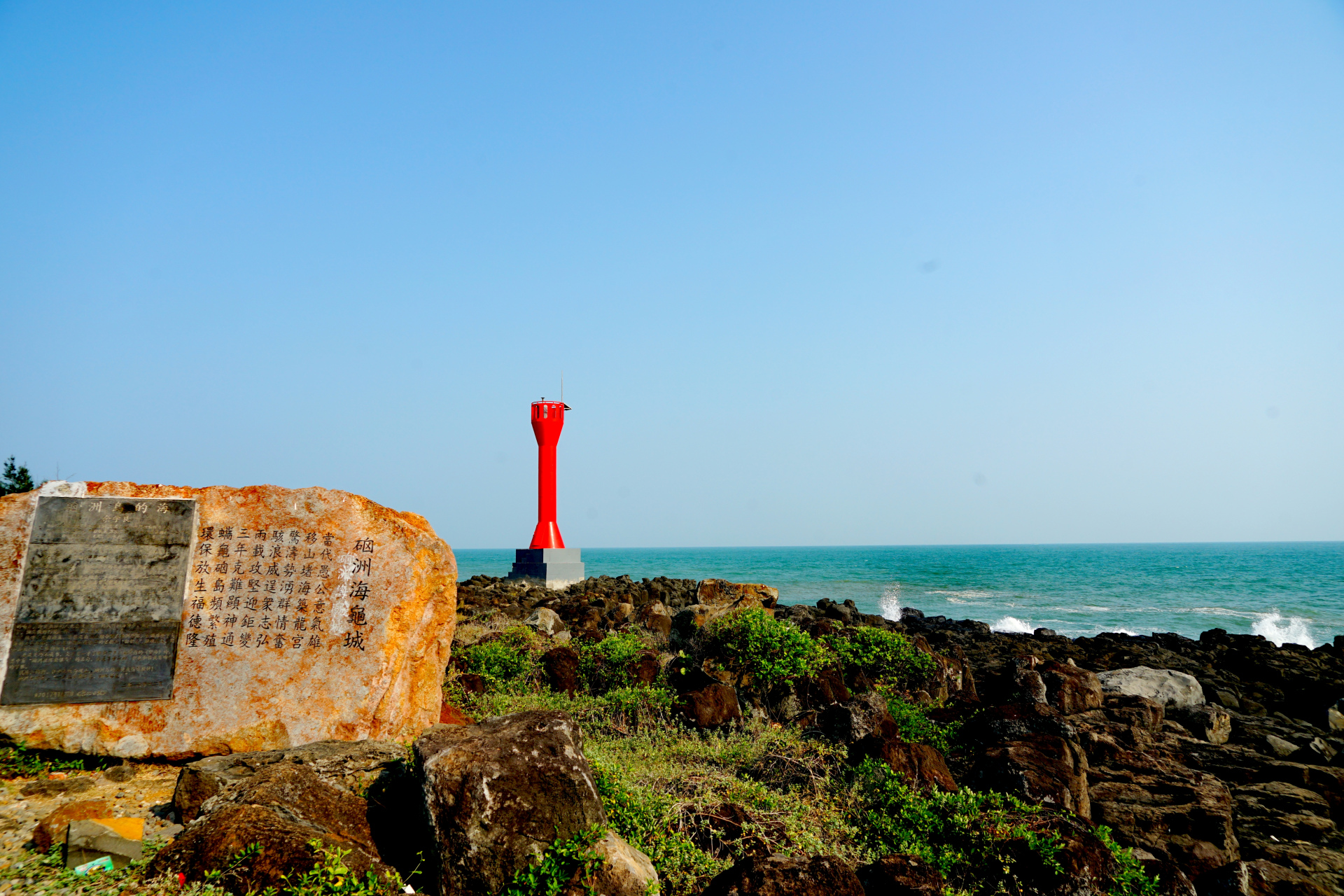 湛江硇洲岛有个海龟城,这里的海龟个头超级大,年纪更大,大多数海龟