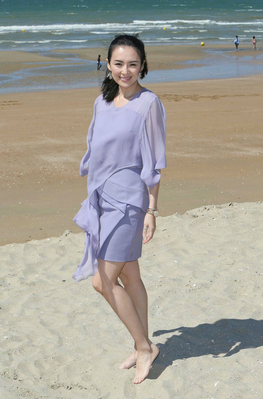 章子怡2009年私人海滩图片