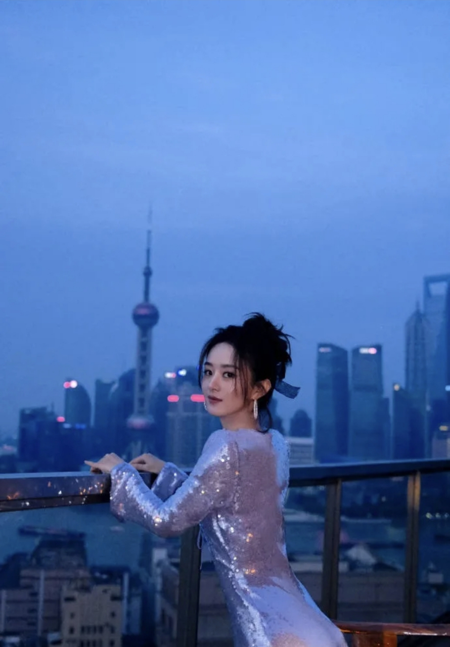 网友:赵丽颖紫色镂空裙写真,大秀美腿,高端又优雅!