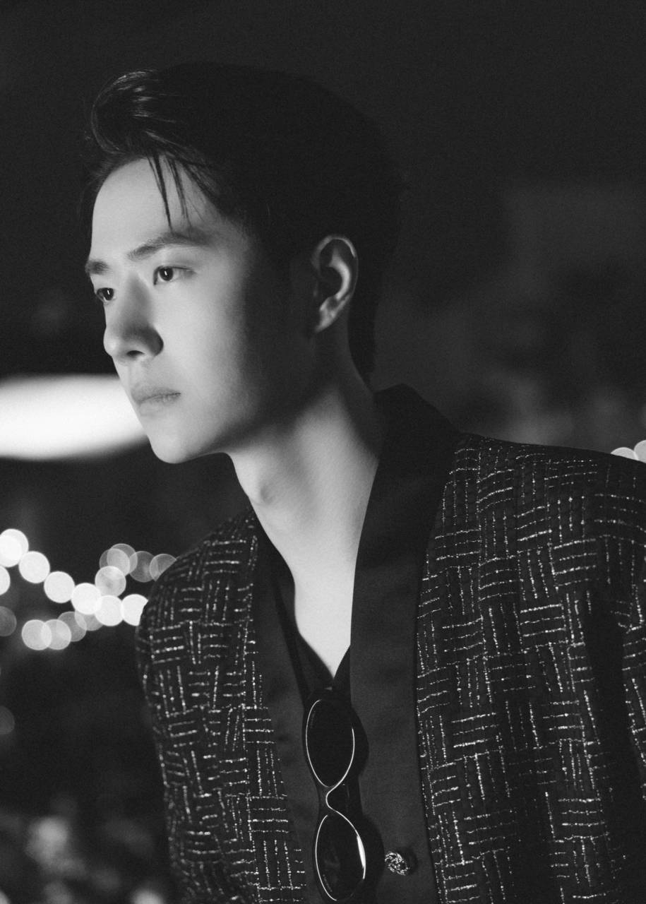 王一博香奈儿看秀造型# 王一博这次亮相香奈儿的大秀,小香风的外套