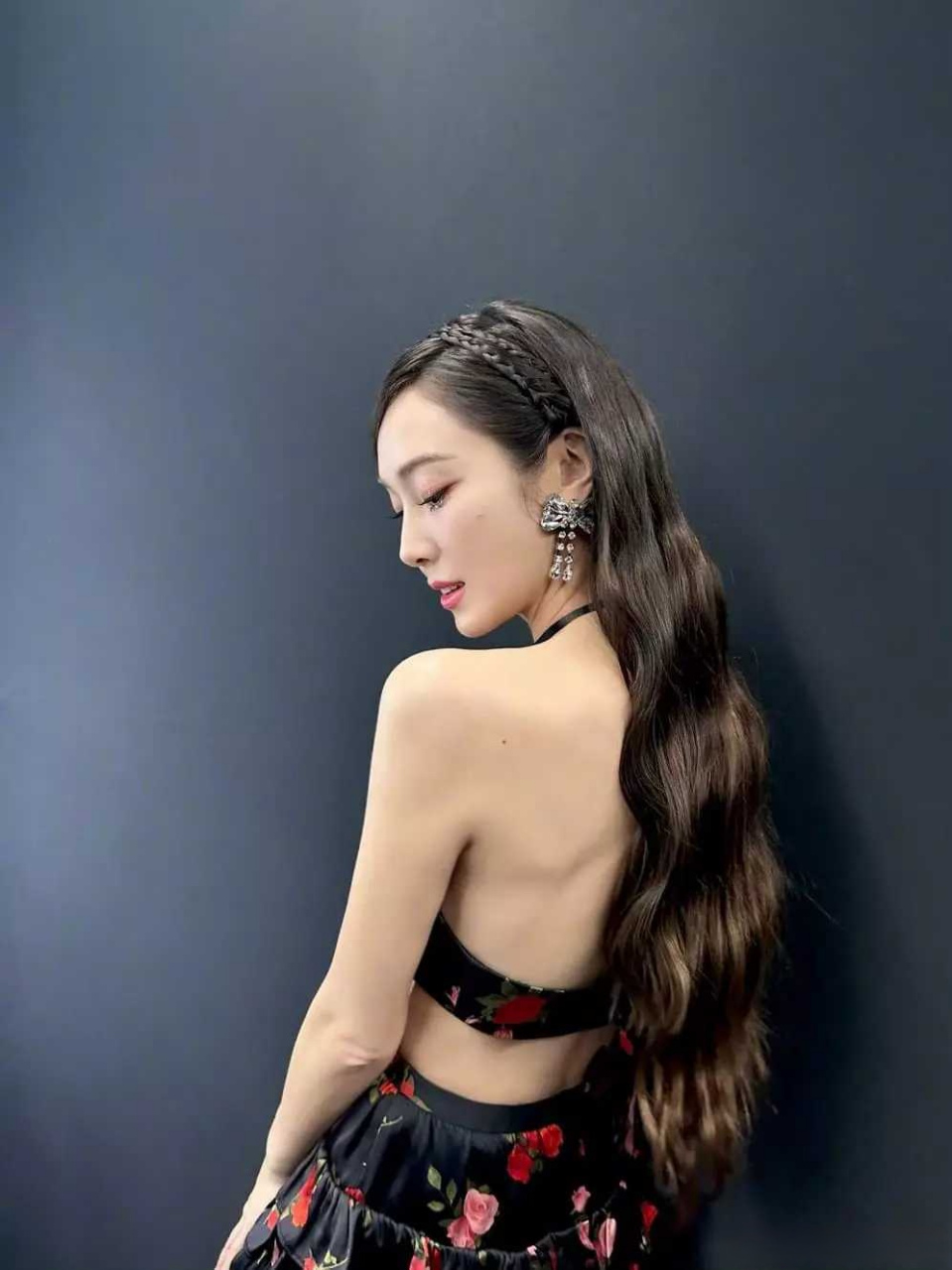 亚洲性感明星生图大赏# 郑秀妍性感美图:蝴蝶背加黑丝大长腿