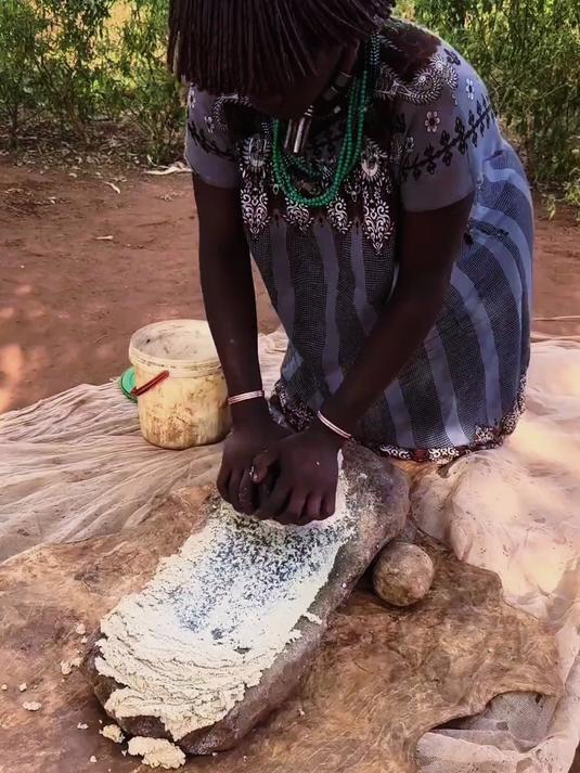 在非洲的荒漠中,成千上万的孩子还在饥饿中挣扎