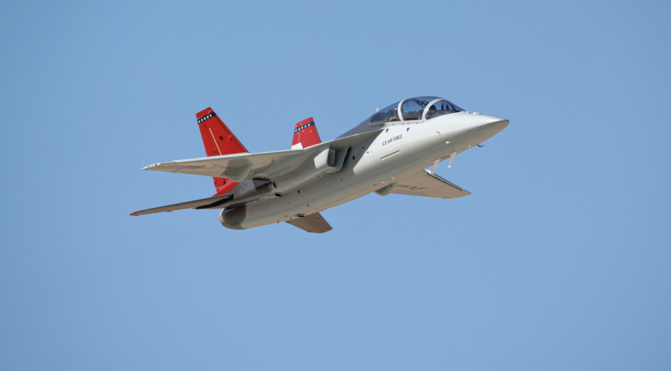 战机欣赏:美国空军爱德华兹基地的t-7a高级教练机,该机采用一台f414