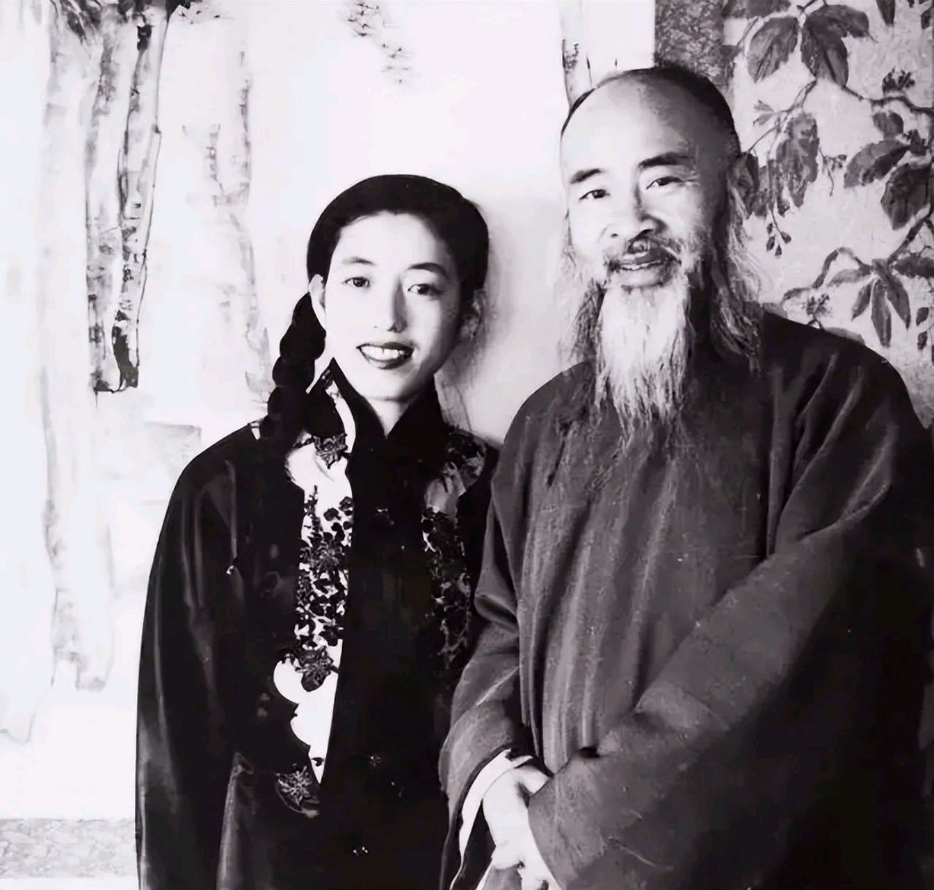 "张大千赶紧捂住了她的嘴,"从今起,我就不是你同学的爸爸了,叫夫君!