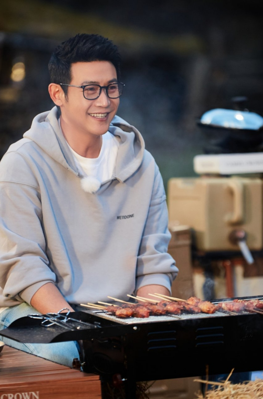 陆毅录节目和嘉宾聚餐,他烧烤的样子都那么帅,戴眼镜穿卫衣叠加风衣