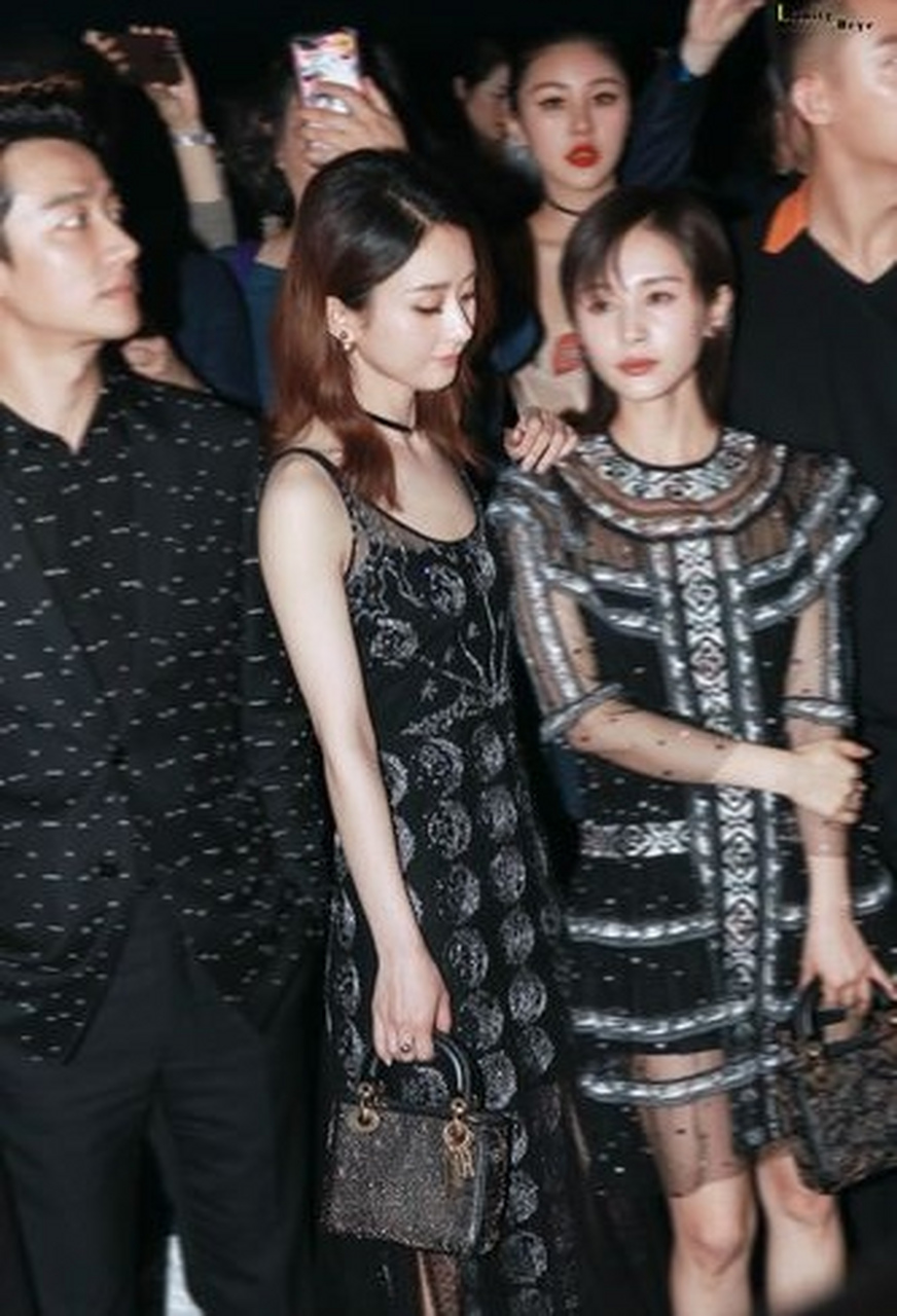 赵丽颖像"大姐姐"一样在旁边照顾王子文,给足了底气和安慰