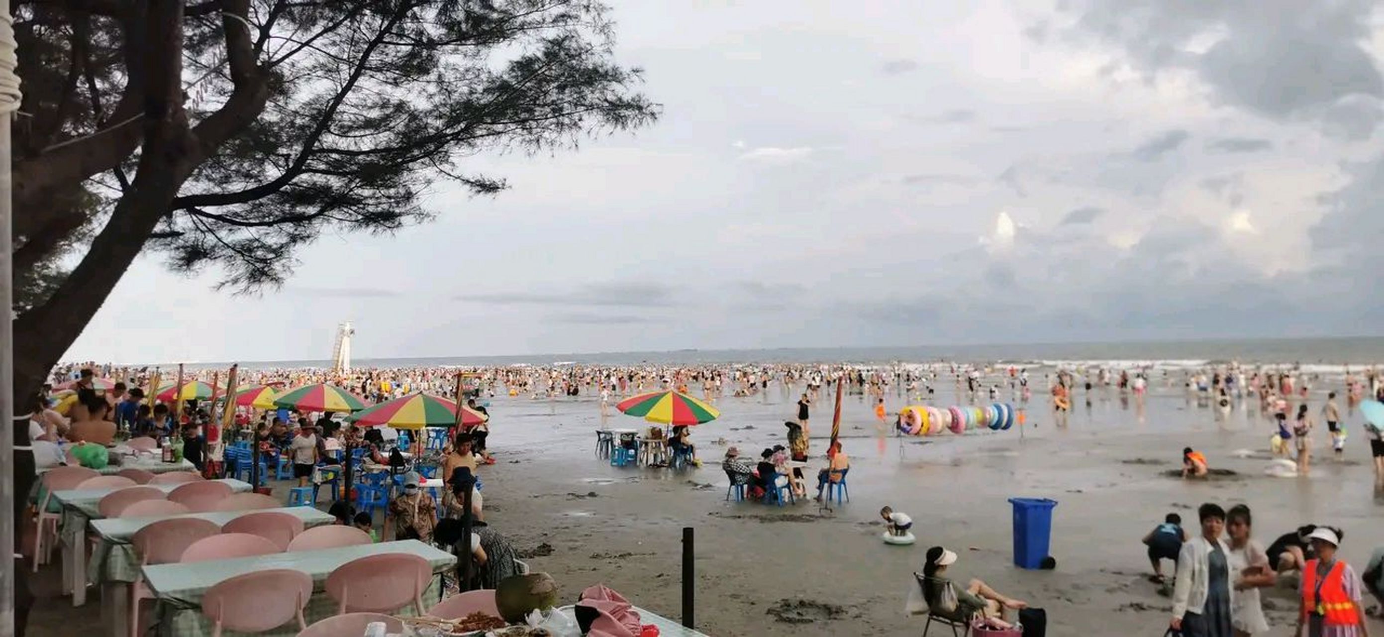 防城港白浪滩,不消费,坐都不给你坐!所有地方都是,能收钱的.