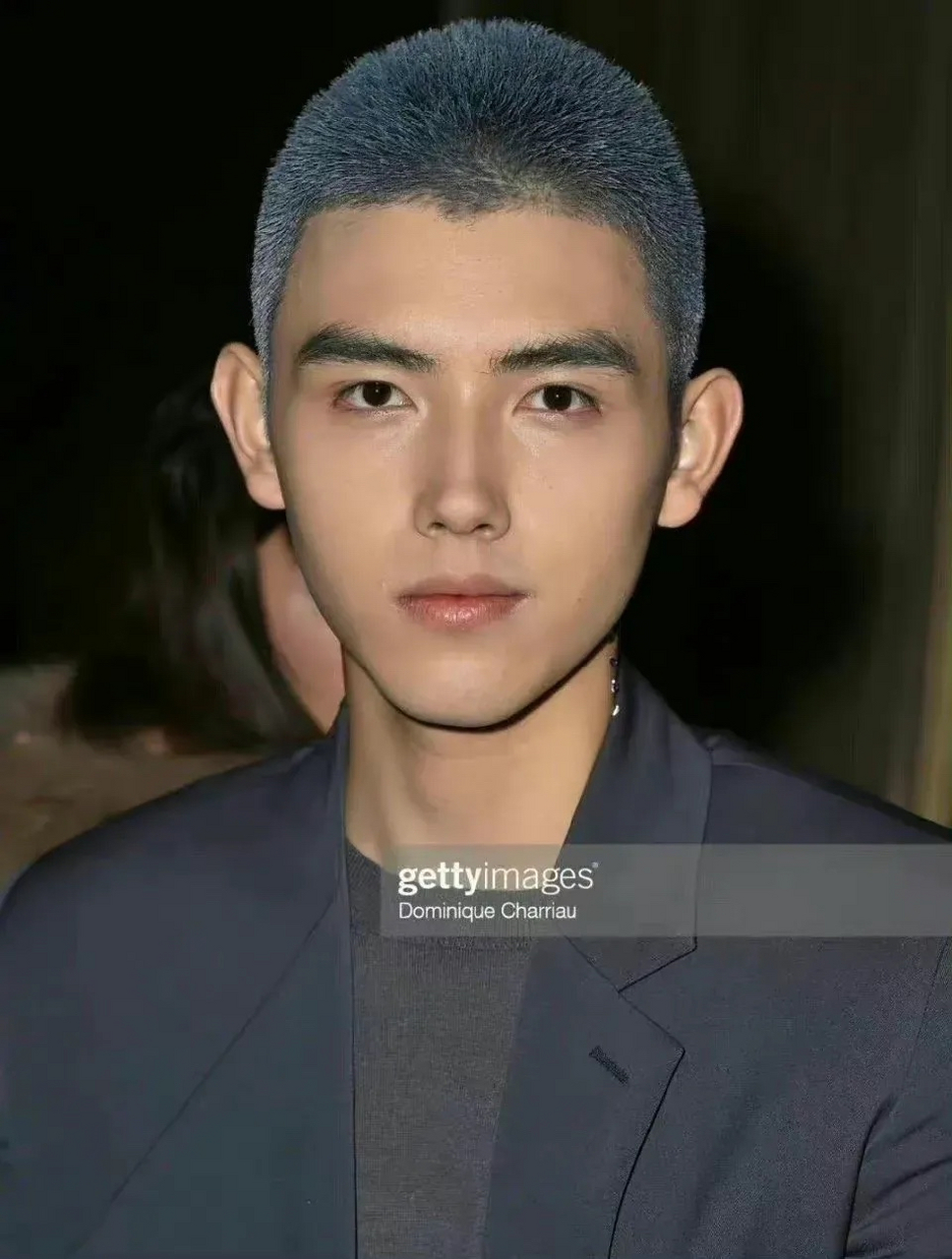 陈飞宇蓝灰色寸头造型