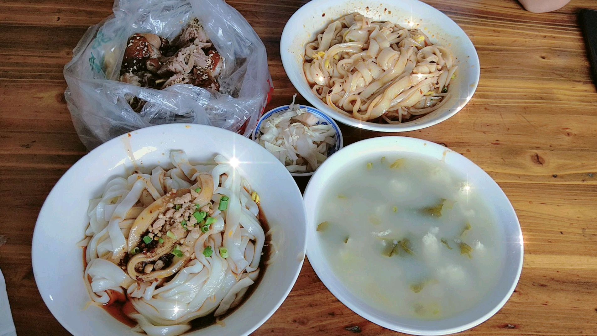 广元女皇蒸凉面,酸菜豆花稀饭,配上烫皮鹅肉,这就是生活