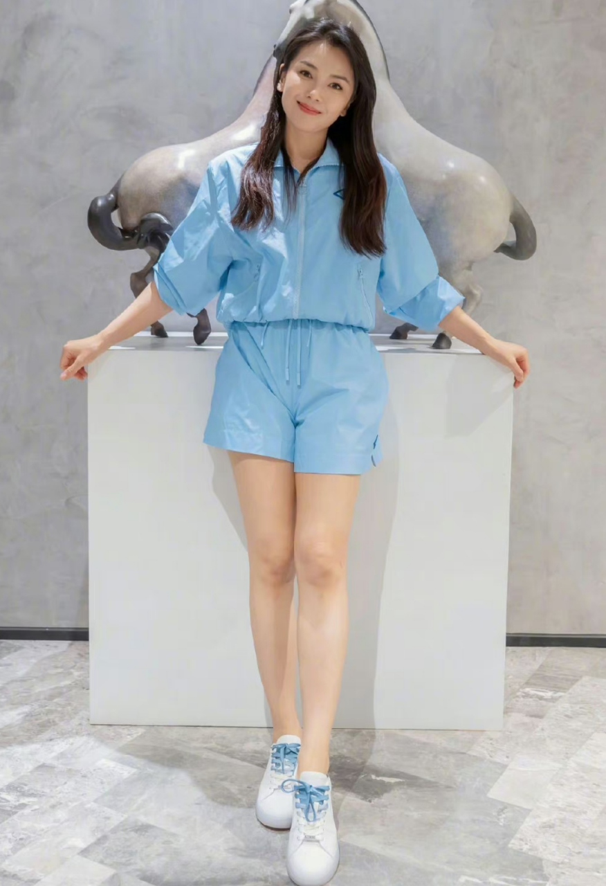 刘涛分享生活照光彩照人,穿着一套蓝色运动装配小白鞋出镜,目测也就是
