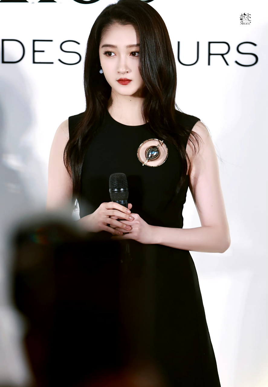 关晓彤无袖黑裙好美啊